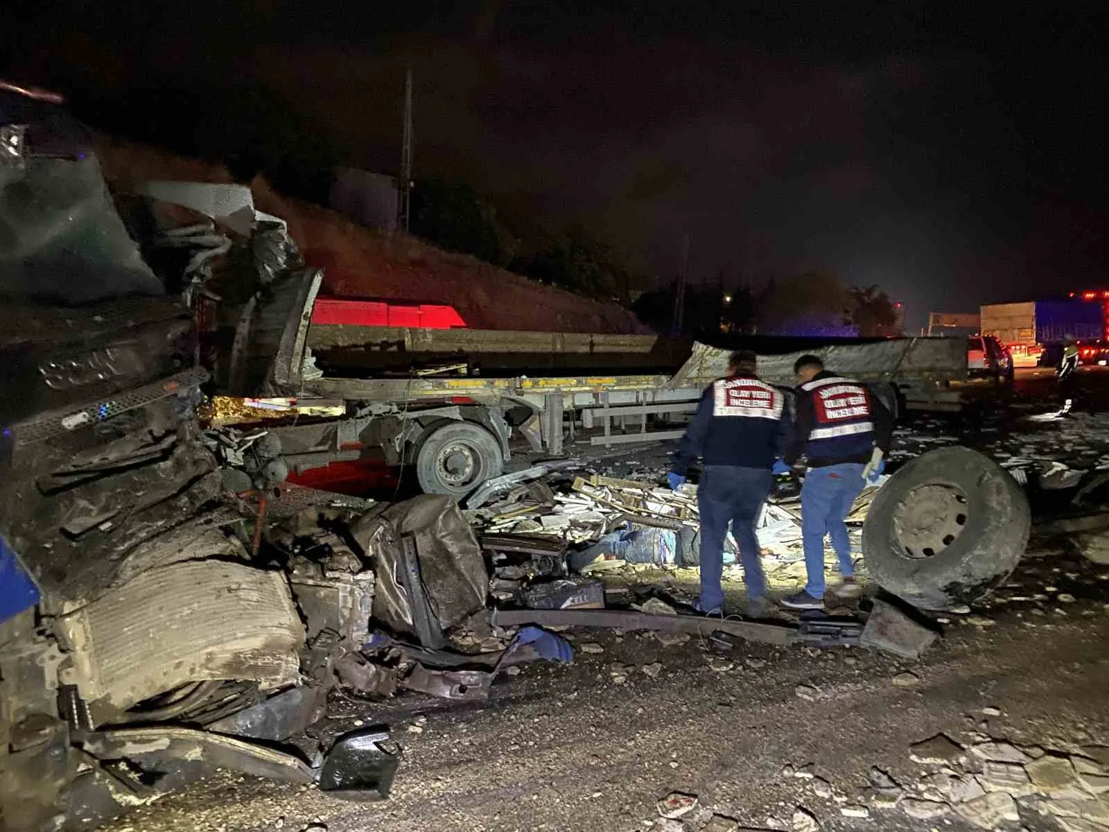 ELAZIĞ’DA 3 TIRIN ÇARPIŞMASI SONUCU ORTALIK ADETA SAVAŞ ALANINA DÖNDÜ. KAZADA, 1 KİŞİ HAYATINI KAYBETTİ.