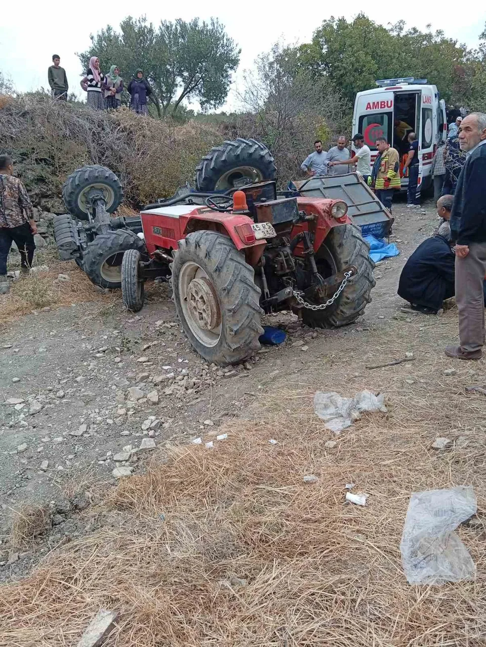 MANİSA’NIN DEMİRCİ İLÇESİNDE TARLA YOLUNDA KONTROLDEN ÇIKARAK DEVRİLEN TRAKTÖRÜN ALTINDA KALAN 2 KİŞİ HAYATINI KAYBETTİ, 3 KİŞİ YARALANDI.