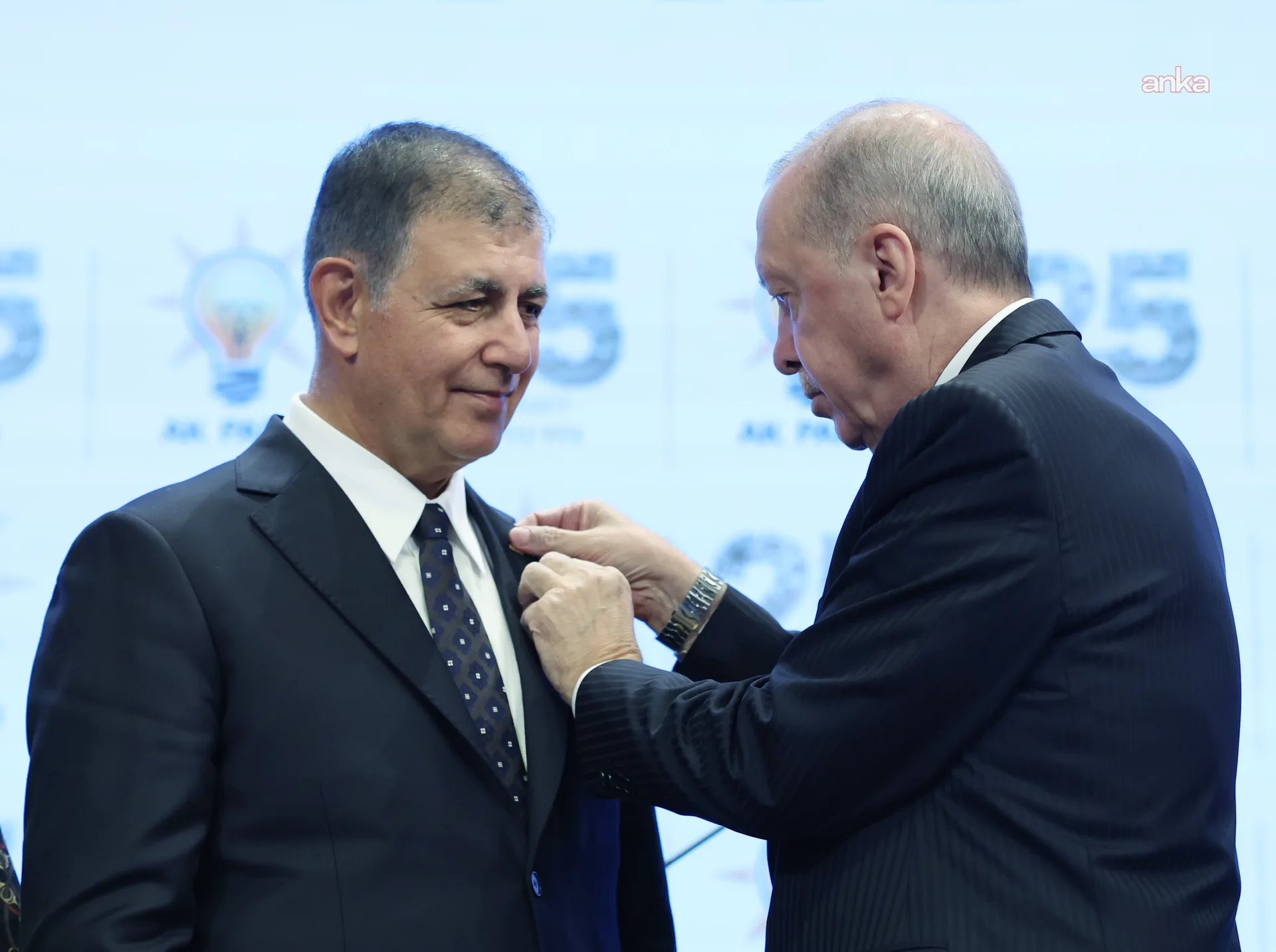Cemil Tugay'ın AK Parti'ye geçişi dünya basınında: “Muhalefet giderek yoğunlaşan baskıyla mücadele ediyor”