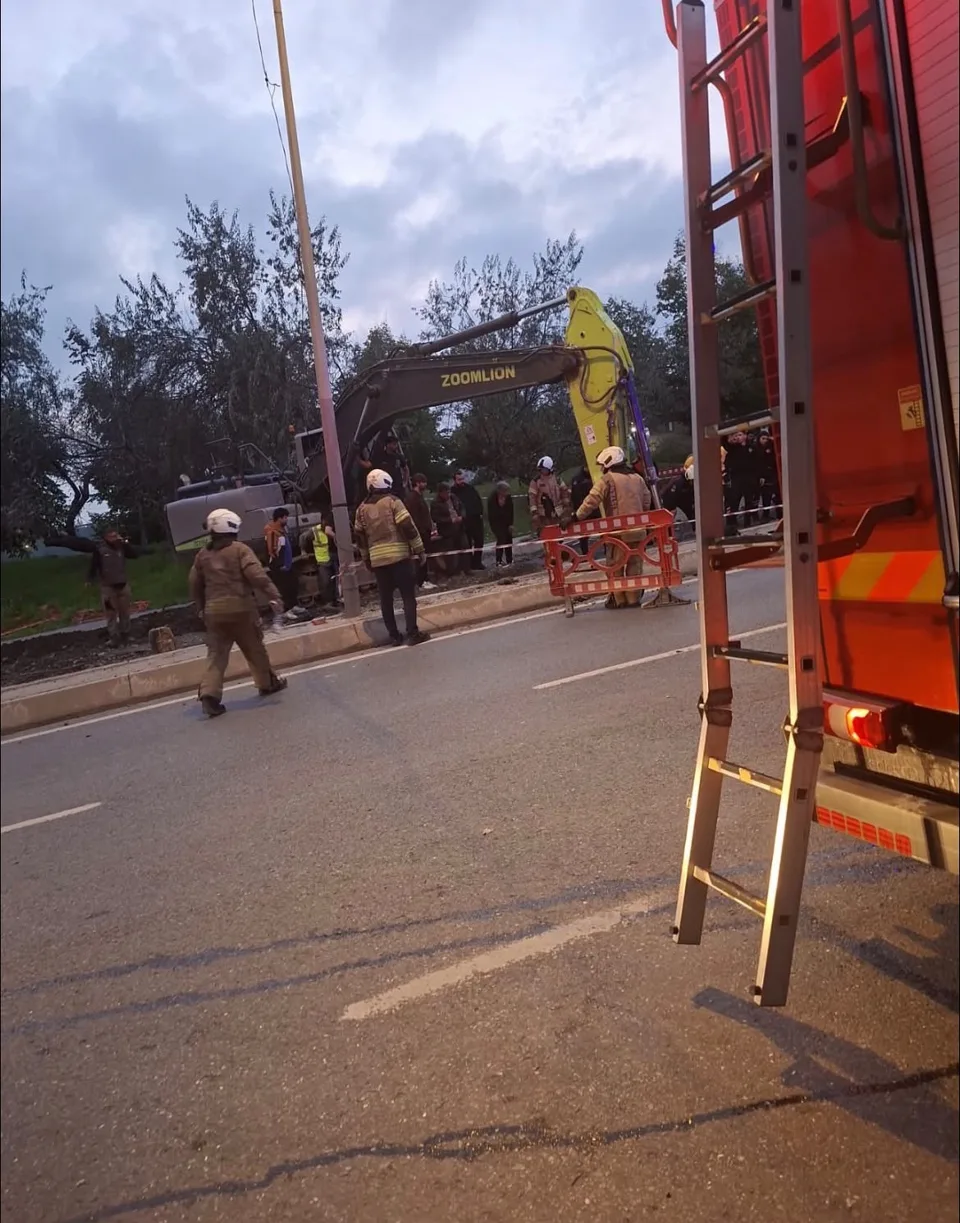 İSTANBUL BAYRAMPAŞA’DA, İSKİ TARAFINDAN YÜRÜTÜLEN ALTYAPI ÇALIŞMASI SIRASINDA GÖÇÜK MEYDANA GELDİ. TOPRAK ALTINDA KALAN 1 İŞÇİ HAYATINI KAYBETTİ.