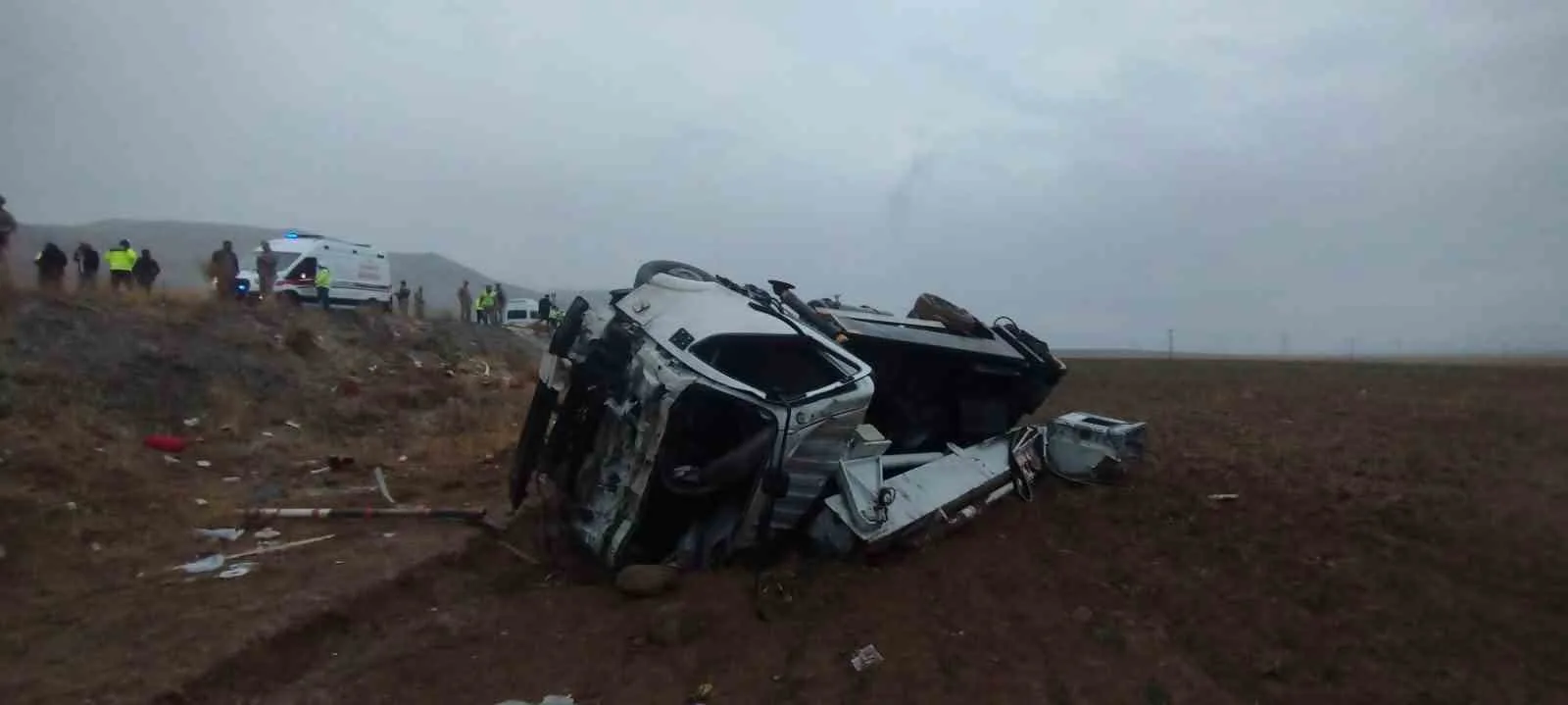VAN BAŞKALE KARAYOLU GÜZELDERE TÜNELİ MEVKİSİNDE 3 ARACIN KARIŞMASI SONUCU MEYDANA GELEN TRAFİK KAZASINDA 3'Ü AĞIR 12 KİŞİ YARALANDI.