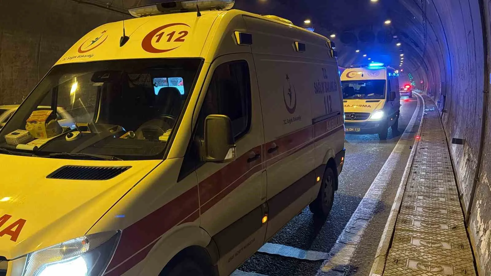 İLK MÜDAHALELERİ OLAY YERİNDE YAPILAN YARALILAR, AMBULANSLARLA HASTANEYE SEVK EDİLDİ.