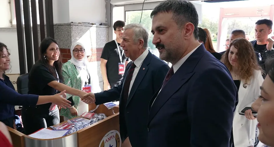 Ankara Kent Konseyi 7. Olağan Genel Kurulu'na gelen konuklar, salon girişindeki kayıt masasında gönüllülerle tokalaşıyor