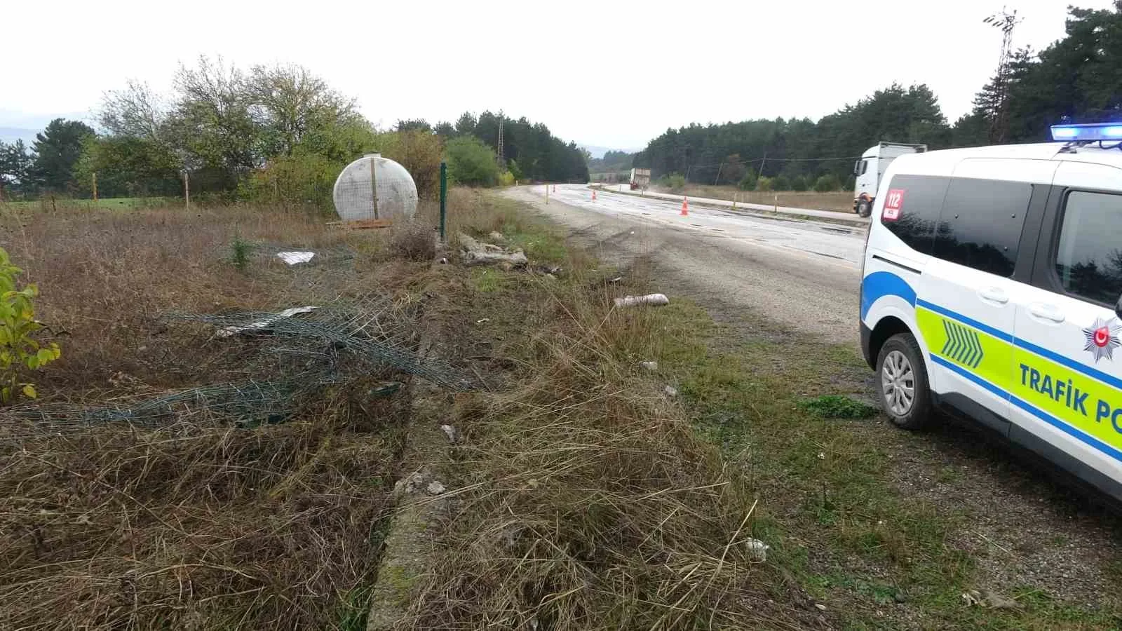 KASTAMONU’DA YAĞIŞ NEDENİYLE KAYGANLAŞAN YOLDA KONTROLDEN ÇIKAN HAFİF TİCARİ ARAÇ, ŞARAMPOLDE TARLADA 40 METRE TAKLALAR ATARAK DURABİLDİ. KAZADA YARALANAN 3 KİŞİ HASTANEYE KALDIRILDI.