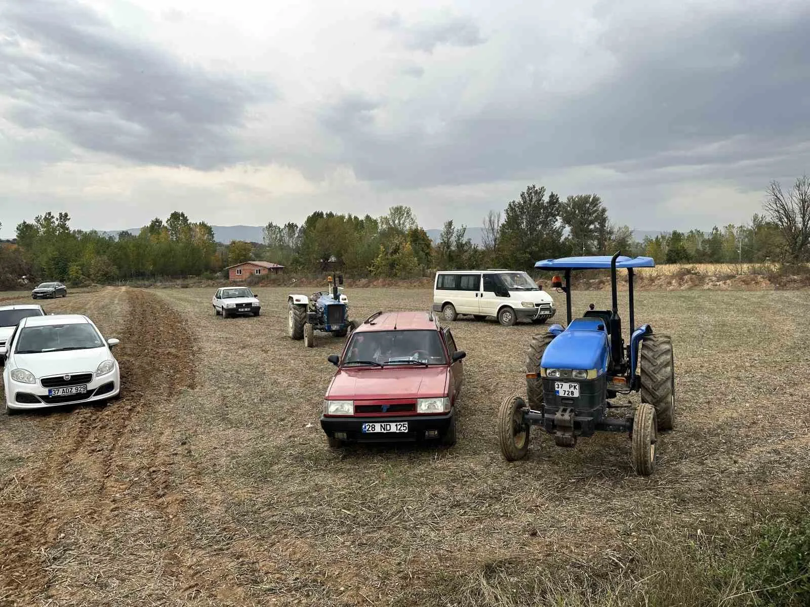 KASTAMONU’NUN TAŞKÖPRÜ İLÇESİNDE TARLADA ÇIKAN KAVGADA, SİLAHLA VURULAN 4 KİŞİ HAYATINI KAYBETTİ.