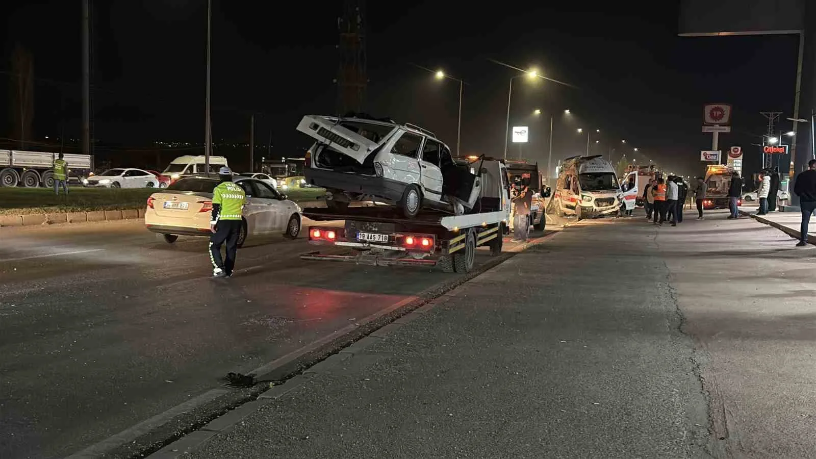 ÇORUM'DA OTOMOBİL İLE AMBULANSIN KAVŞAKTA ÇARPIŞMASI NETİCESİNDE MEYDANA GELEN KAZADA 6 KİŞİ YARALANDI.