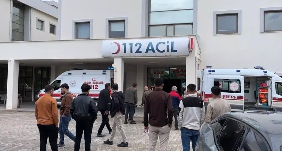 ADIYAMAN’IN BESNİ İLÇESİNDE, AŞIRI YAĞIŞLAR NEDENİYLE SUYLA DOLAN İNŞAAT ALANINDAKİ ASANSÖR ÇUKURUNA DÜŞEN 7 YAŞINDAKİ ÇOCUK HAYATINI KAYBETTİ.