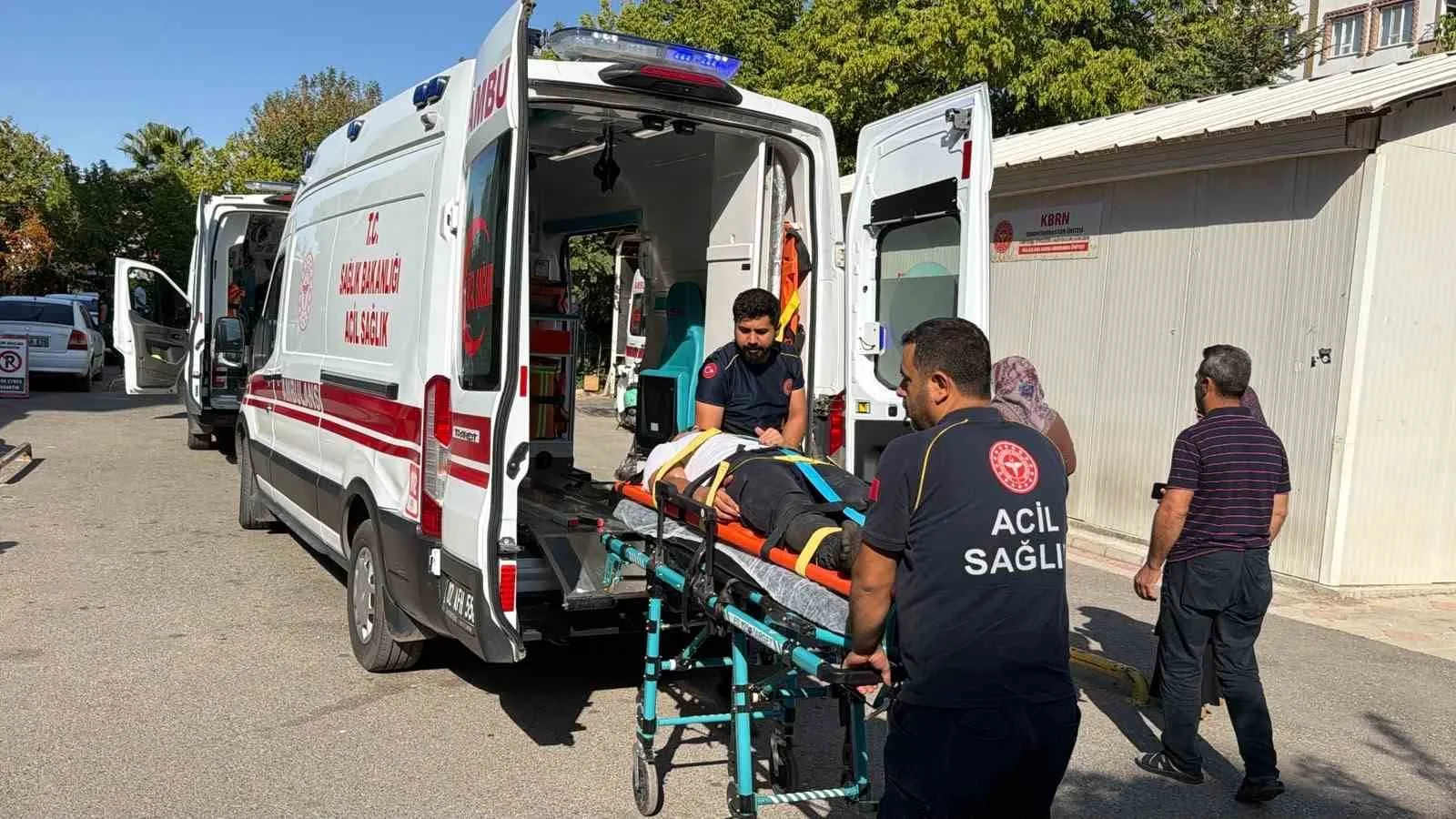 ADIYAMAN’DA SÜRÜCÜSÜNÜN DİREKSİYON HAKİMİYETİNİ KAYBETTİĞİ MİNİBÜSÜN DEVRİLMESİ SONUCU 12 TÜTÜN İŞÇİSİ YARALANDI.
