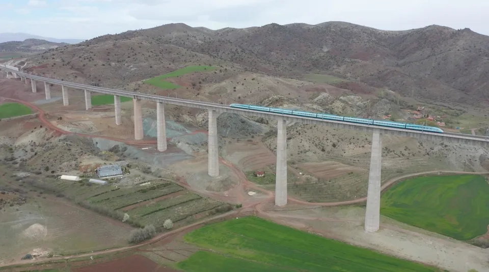 ULAŞTIRMA VE ALTYAPI BAKANI ABDULKADİR URALOĞLU, ENGELLİ, GAZİ, ŞEHİT YAKINI VE DİĞER ÜCRETSİZ SEYAHAT HAKKI BULUNAN VATANDAŞLARIN, T.C. KİMLİK NUMARALARIYLA HAK SAHİPLİĞİ DOĞRULAMASI YAPARAK ÜCRETSİZ BİLETLERİNİ ALABİLECEĞİNİ DUYURDU.