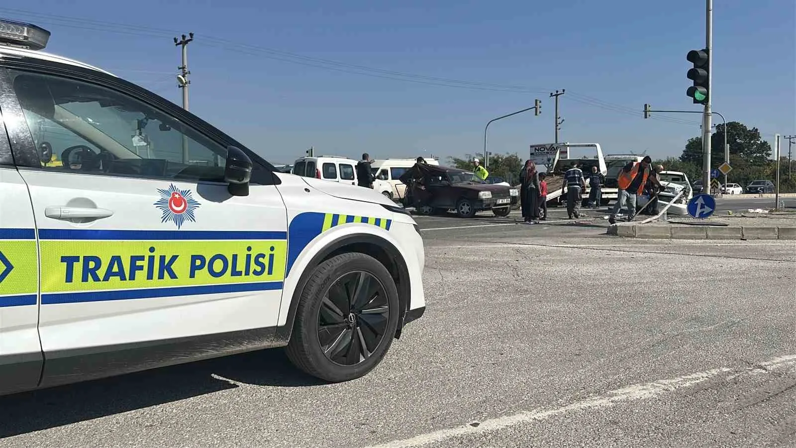 SAKARYA D-100 KARAYOLU ÜZERİ ÇAYKIŞLA SAPAĞINDA İKİ ARACIN ÇARPIŞMASI NETİCESİNDE 3 KİŞİ YARALANDI