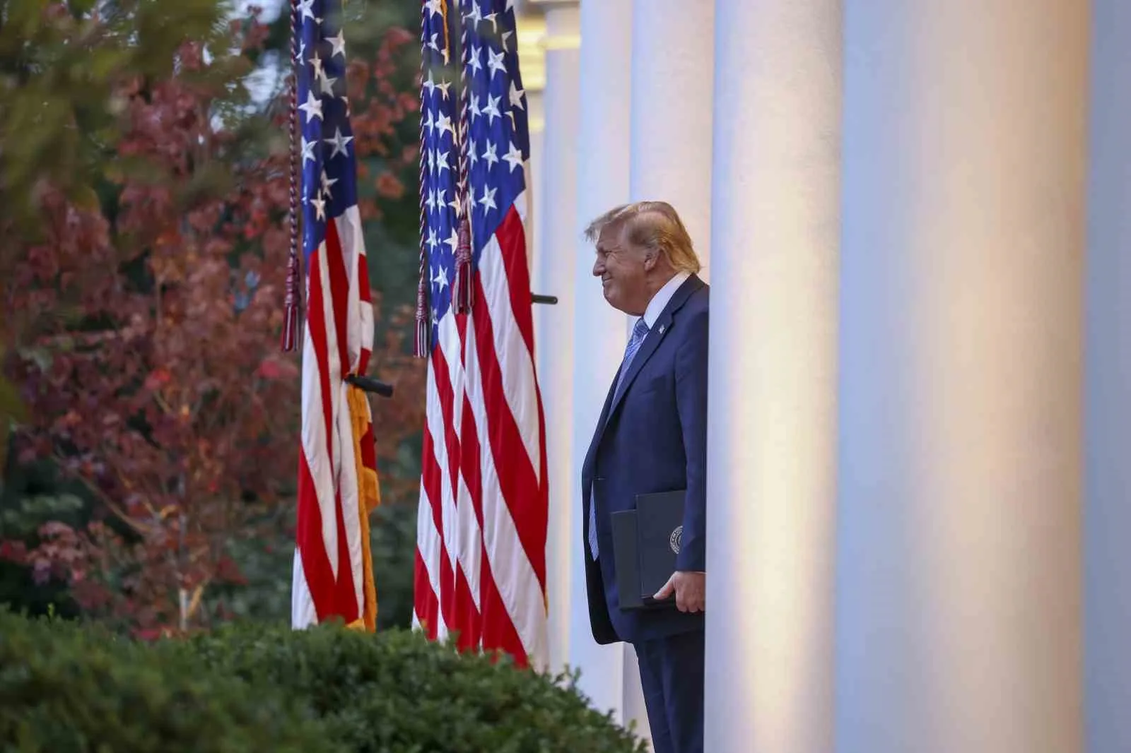 ABD'DE MAHKEME, BAŞKAN DONALD TRUMP'IN CNN, MS NOW VE POLİTİCO'NUN BEYAZ SARAY'A GİRİŞİNE GETİRDİĞİ YASAĞIN "HUKUKA AYKIRI" OLDUĞUNU BELİRTEREK, GAZETECİLERİN YENİDEN ERİŞİMİNİN SAĞLANMASI YÖNÜNDE GEÇİCİ TEDBİR KARARI VERDİ.
