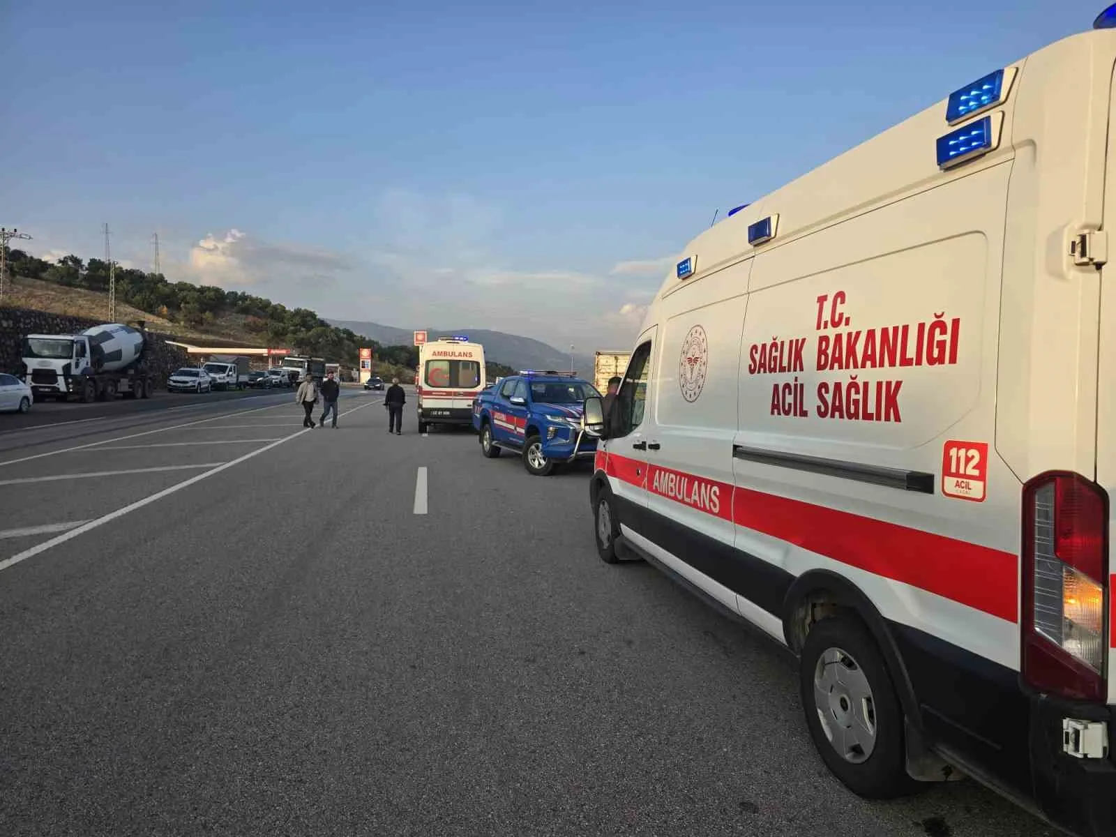 İHBAR ÜZERİNE OLAY YERİNE SAĞLIK, POLİS VE UMKE EKİPLERİ SEVK EDİLDİ. İLK MÜDAHALELERİ OLAY YERİNDE YAPILAN YARALILAR, AMBULANSLARLA HASTANEYE KALDIRILARAK TEDAVİ ALTINA ALINDI.
