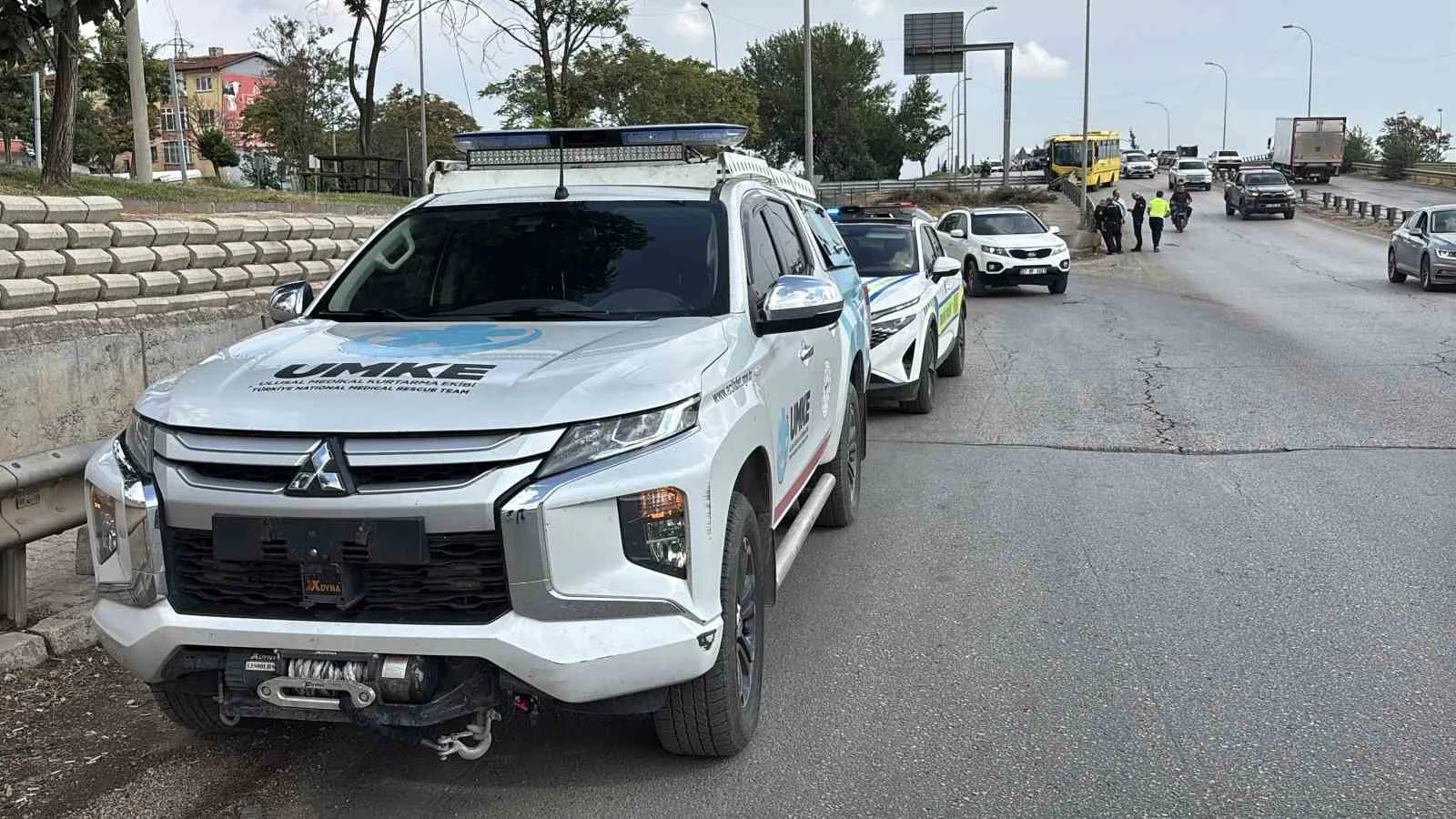 GAZİANTEP'TE KONTROLDEN ÇIKIP YOL KENARINDAKİ DEMİR BARİYERLERE ÇARPAN HALK OTOBÜSÜNDEKİ 9 KİŞİ YARALANDI.