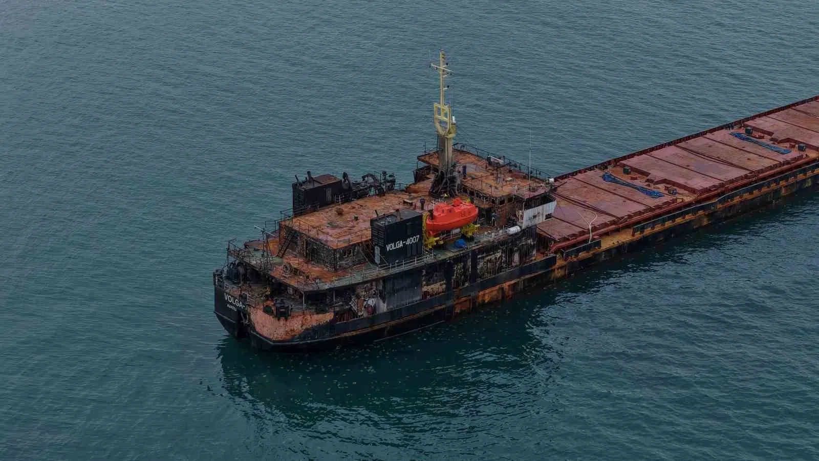 RUSYA-UKRAYNA SAVAŞI NEDENİYLE KARADENİZ’DE DRON SALDIRILARININ HEDEFİ OLAN TİCARİ GEMİLERDEN BİRİ DAHA TRABZON AÇIKLARINDA GÖRÜLDÜ. VOLGA-4007 İSİMLİ YÜK GEMİSİ, ALDIĞI HASARLARIN İZLERİYLE TRABZON AÇIKLARINA DEMİRLEDİ.