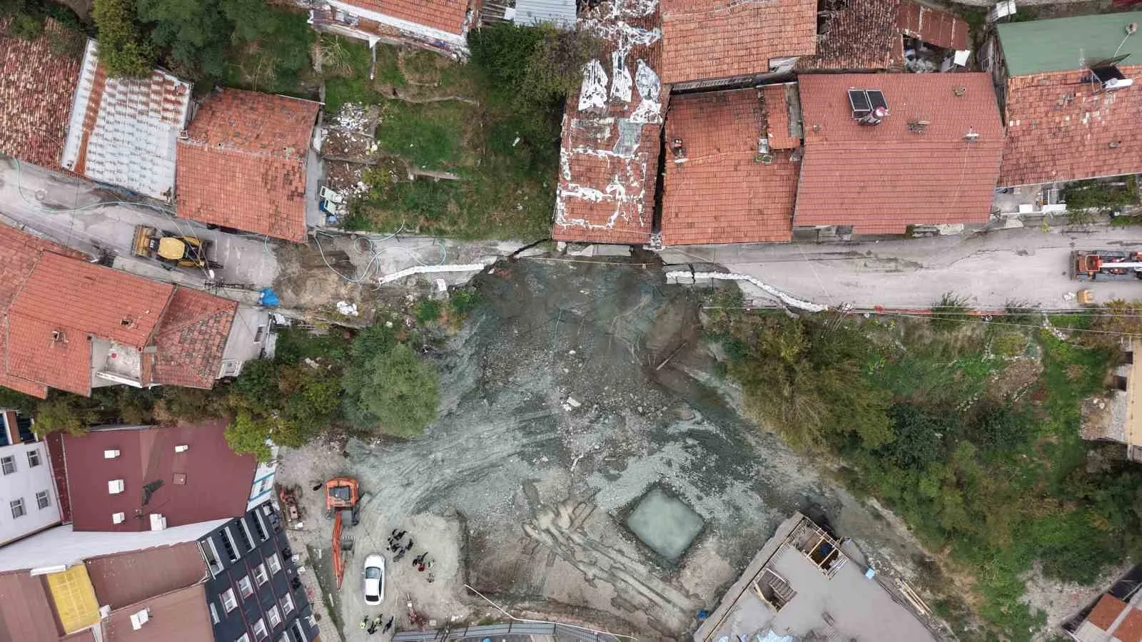 TOKAT’TA BİR İNŞAAT ALANININ YANINDA BULUNAN YOLUN ÇÖKMESİ ÜZERİNE İKİ KATLI APARTMAN TEDBİR AMACIYLA BOŞALTILDI.