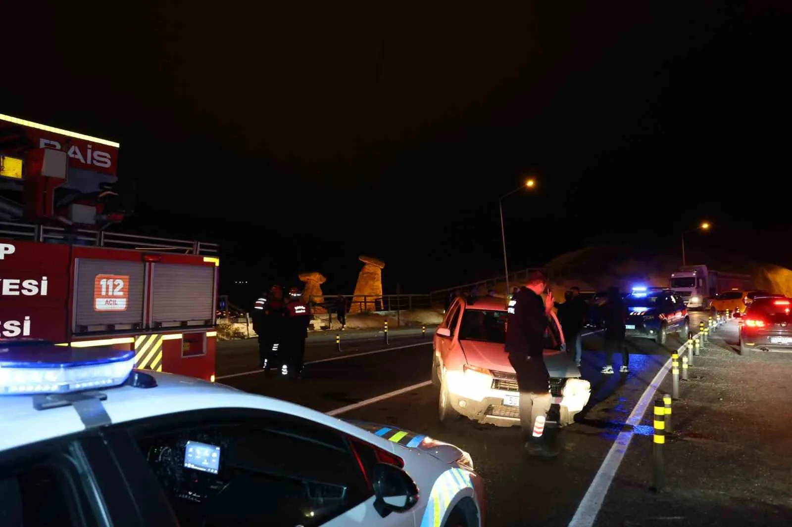 NEVŞEHİR'DE İKİ OTOMOBİLİN KAFA KAFAYA ÇARPIŞMASI SONUCU MEYDANA GELEN TRAFİK KAZASINDA, 3'Ü ÇİNLİ TURİST OLMAK ÜZERE 5 KİŞİ YARALANDI.