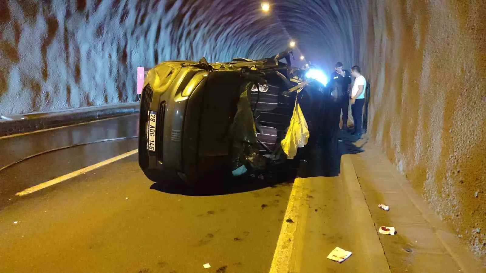 GİRESUN’UN EYNESİL İLÇESİNDE BULUNAN TÜNELDE HAFİF TİCARİ ARAÇ İLE KAMYONUN ÇARPIŞMASI SONUCU MEYDANA GELEN TRAFİK KAZASINDA 3 KİŞİ YARALANDI.