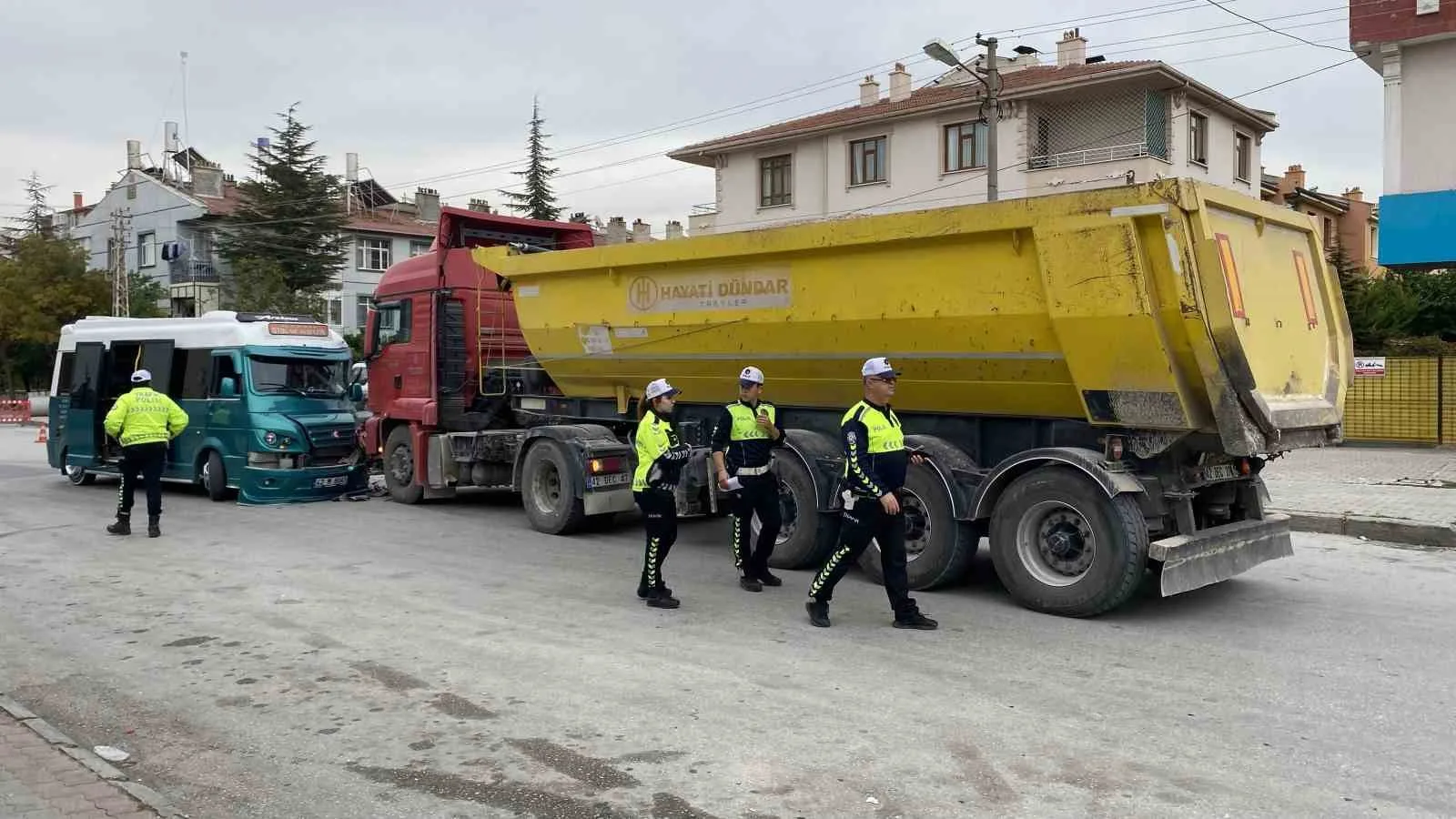 KONYA'DA HAFRİYAT KAMYONUYLA ÇARPIŞAN MİNİBÜSTEKİ 10 KİŞİ YARALANDI.