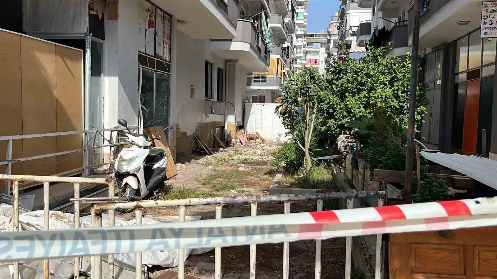 ALANYA İLÇESİNDE ÇIKAN KAVGADA KIZ KARDEŞİNİ BALKONDAN ATAN KİŞİ, TABANCAYLA HAYATINA SON VERDİ.