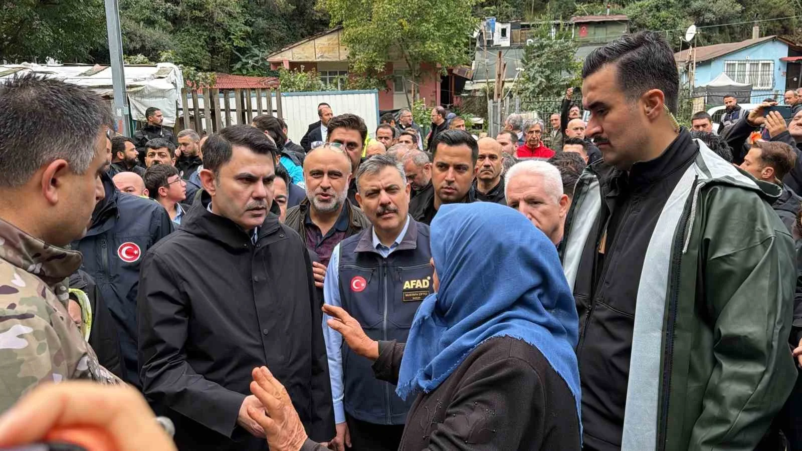 ÇEVRE, ŞEHİRCİLİK VE İKLİM DEĞİŞİKLİĞİ BAKANI MURAT KURUM İLE İÇİŞLERİ BAKANI MUSTAFA ÇİFTÇİ, SEL FELAKETİNİN YAŞANDIĞI SARIYER AYAZAĞA'DA İNCELEMELERDE BULUNDU.