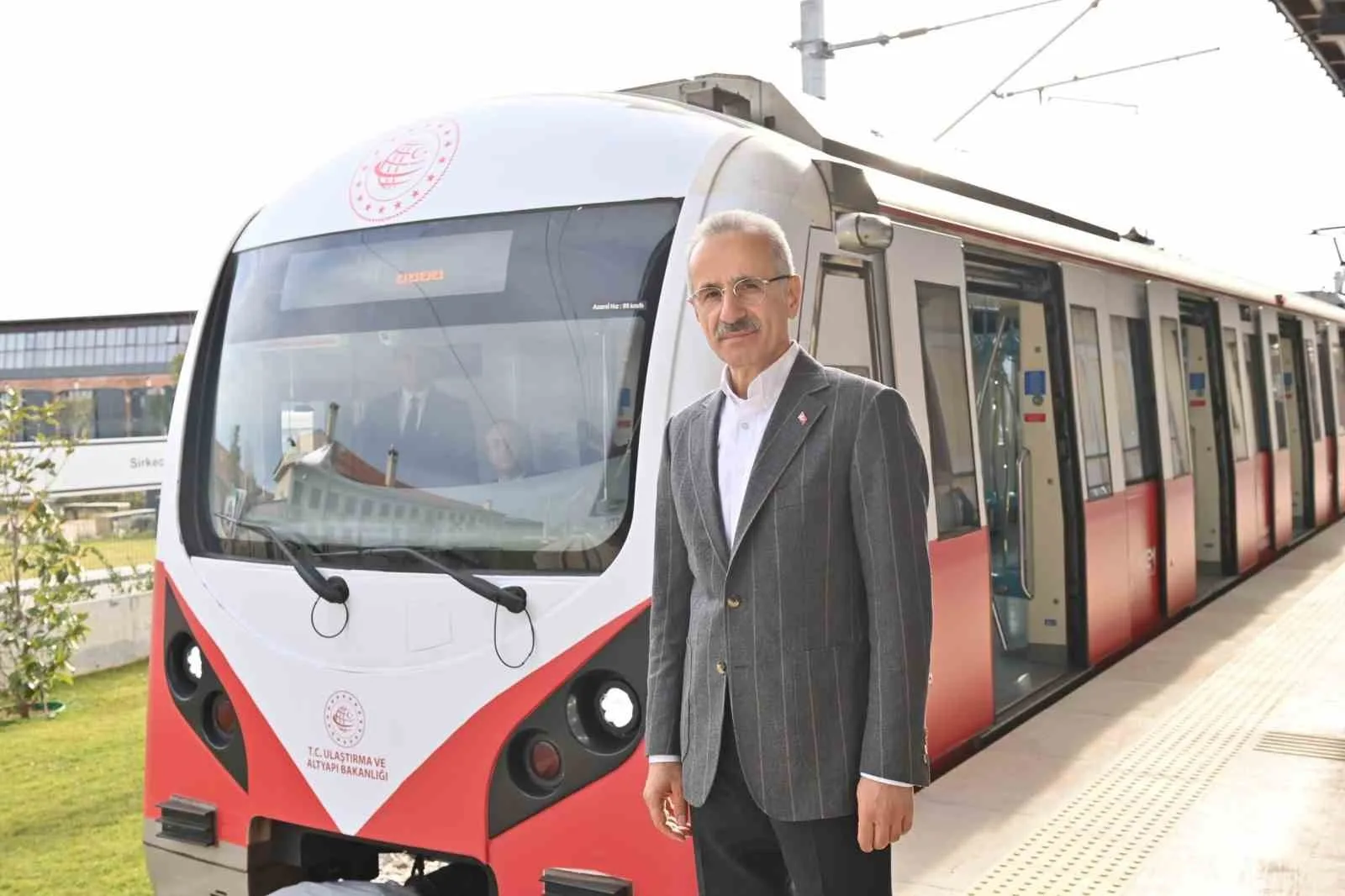 ULAŞTIRMA VE ALTYAPI BAKANI ABDULKADİR URALOĞLU, 29 EKİM CUMHURİYET BAYRAMI’NDA BAŞKENTRAY, MARMARAY, İZBAN, SİRKECİ-KAZLIÇEŞME RAYLI SİSTEM HATTI VE GAYRETTEPE-İSTANBUL HAVALİMANI-HALKALI METRO HATTI’NIN ÜCRETSİZ OLARAK HİZMET VERECEĞİNİ BİLDİRDİ.