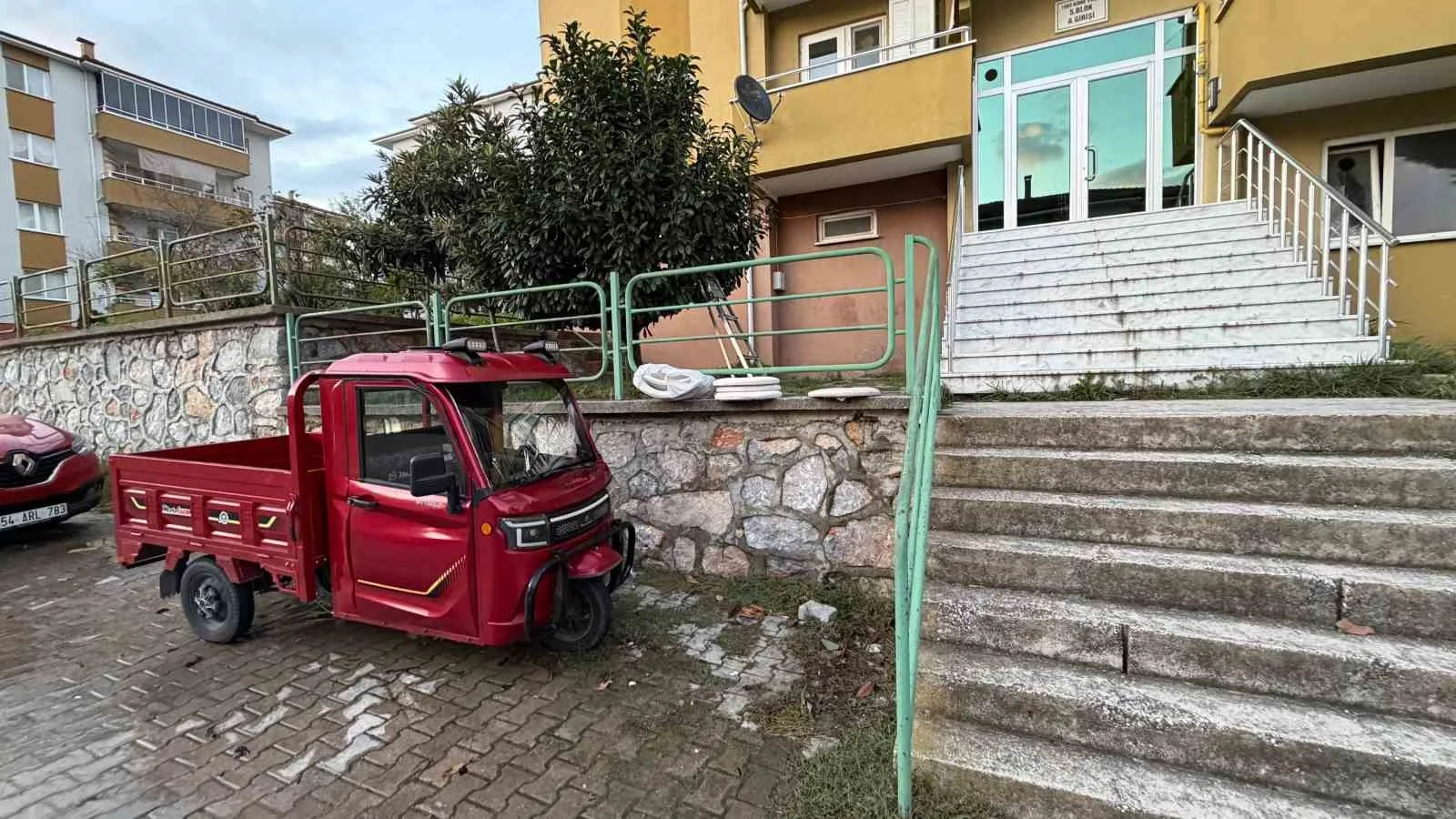 SAKARYA'NIN ADAPAZARI İLÇESİNDE, TAŞINDIĞI EVDE KALAN SON EŞYALARINI ALMAYA GELEN 35 YAŞINDAKİ ADAM, DAHA ÖNCEDEN HUSUMETLİ OLDUĞU ALT KAT KOMŞUSU TARAFINDAN SİLAHLA VURULARAK ÖLDÜRÜLDÜ.