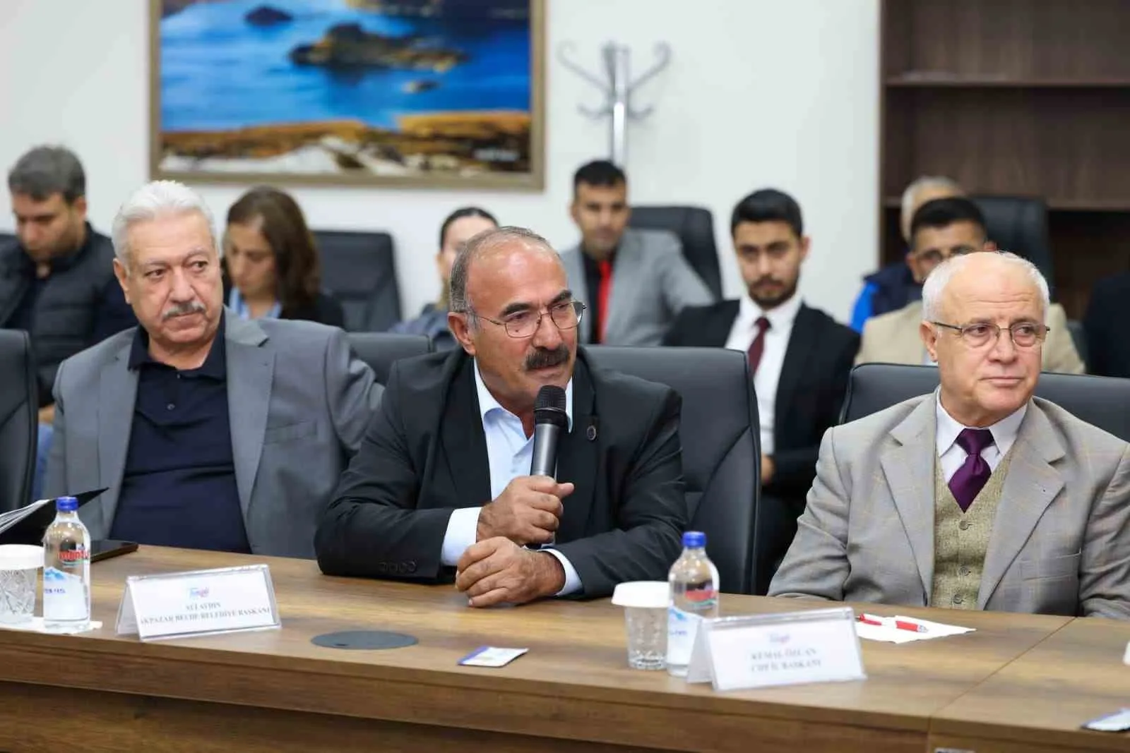 CUMHURBAŞKANI DANIŞMANI, SİVİL DAYANIŞMA PLATFORMU BAŞKANI AYHAN OĞAN, "TERÖRSÜZ TÜRKİYE’YE GEÇİŞ SÜRECİ BÖLGEDEN, SİYASETTEN, MECLİSTEN TERÖR VESAYETİNİN ARINDIRILMASI DEMEKTİR. ARTIK TÜRKİYE’DE BİR HAK ARAMAK İÇİN VEYA BİR HAK İDDİASI İÇİN VEYA BİR BAŞKA SEBEPTEN DOLAYI SİLAHLANMAYA VE TERÖR EYLEMİ YAPMAYA GEREK YOK DEMEKTİR" DEDİ.