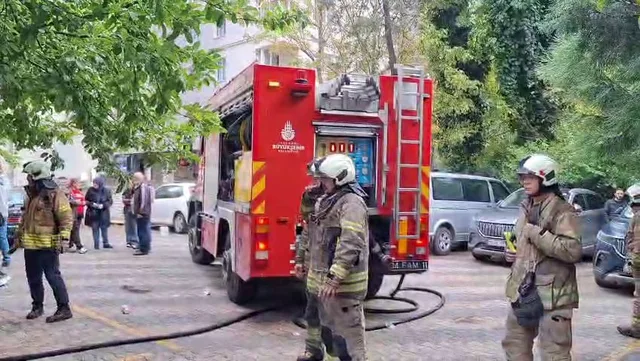 KADIKÖY'DE 8 KATLI BİNANIN GİRİŞ KATINDAKİ ELEKTRİK PANOSUNDAN YÜKSELDİĞİ İDDİA EDİLEN ALEVLER KISA SÜREDE BÜYÜYEREK BİNAYA SIÇRADI.