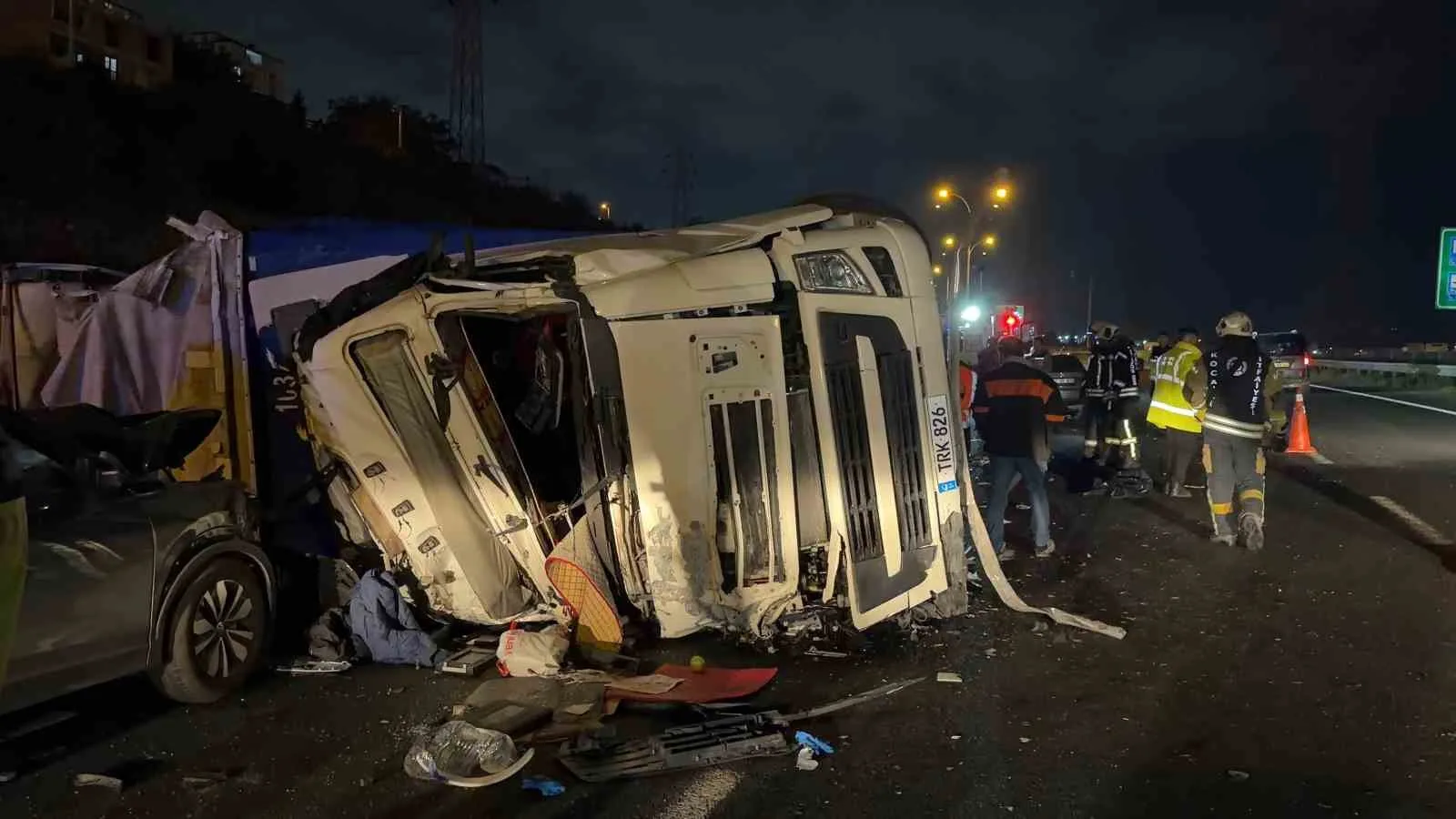 KOCAELİ TEM OTOYOLU'NDA ORTA BARİYERLERİ AŞARAK KARŞI ŞERİDE GEÇİP YAN YATAN TIRIN SÜRÜCÜSÜ, ARACININ ALTINDA KALARAK FECİ ŞEKİLDE HAYATINI KAYBETTİ. KAZADA TIRIN KUPASININ ÇARPTIĞI OTOMOBİLDE BULUNAN 2 KİŞİ İSE YARALANDI.