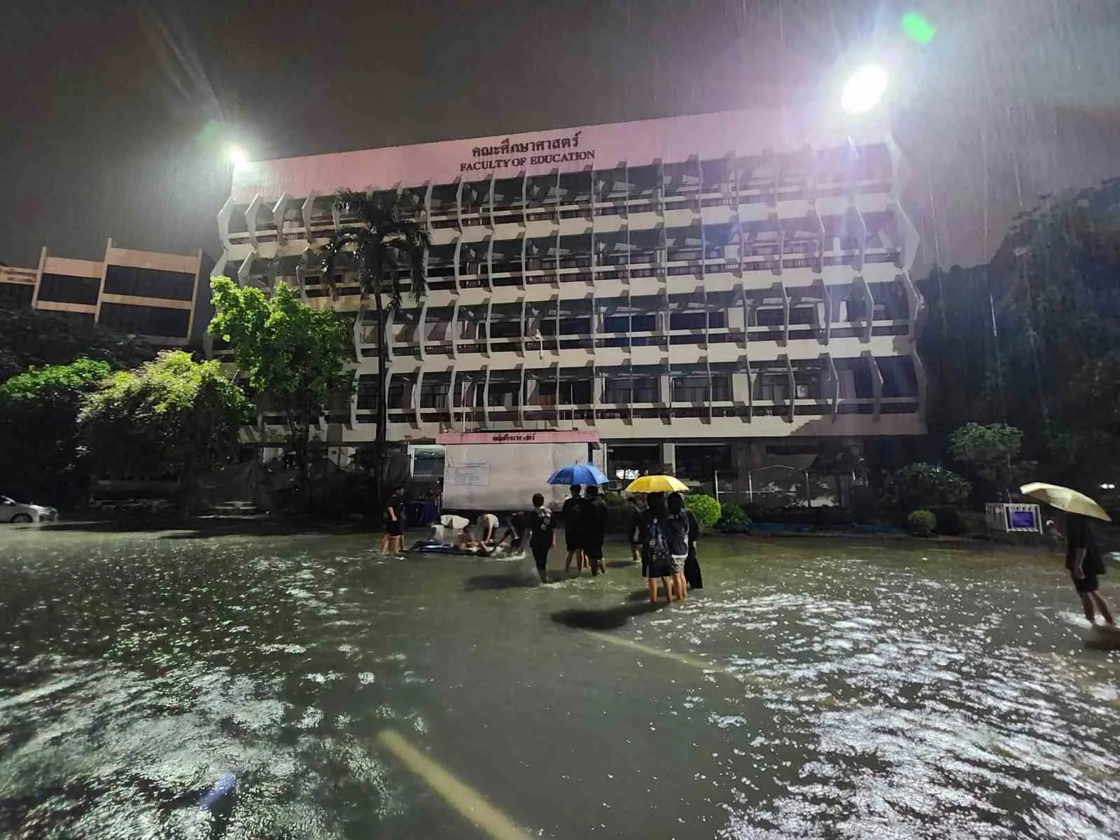 TAYLAND'IN BAŞKENTİ BANGKOK'TA 48 SAATİ AŞKIN SÜREDİR ETKİLİ OLAN ŞİDDETLİ YAĞIŞLARIN YOL AÇTIĞI SEL NEDENİYLE 50 İLÇENİN TAMAMI AFET BÖLGESİ İLAN EDİLDİ.