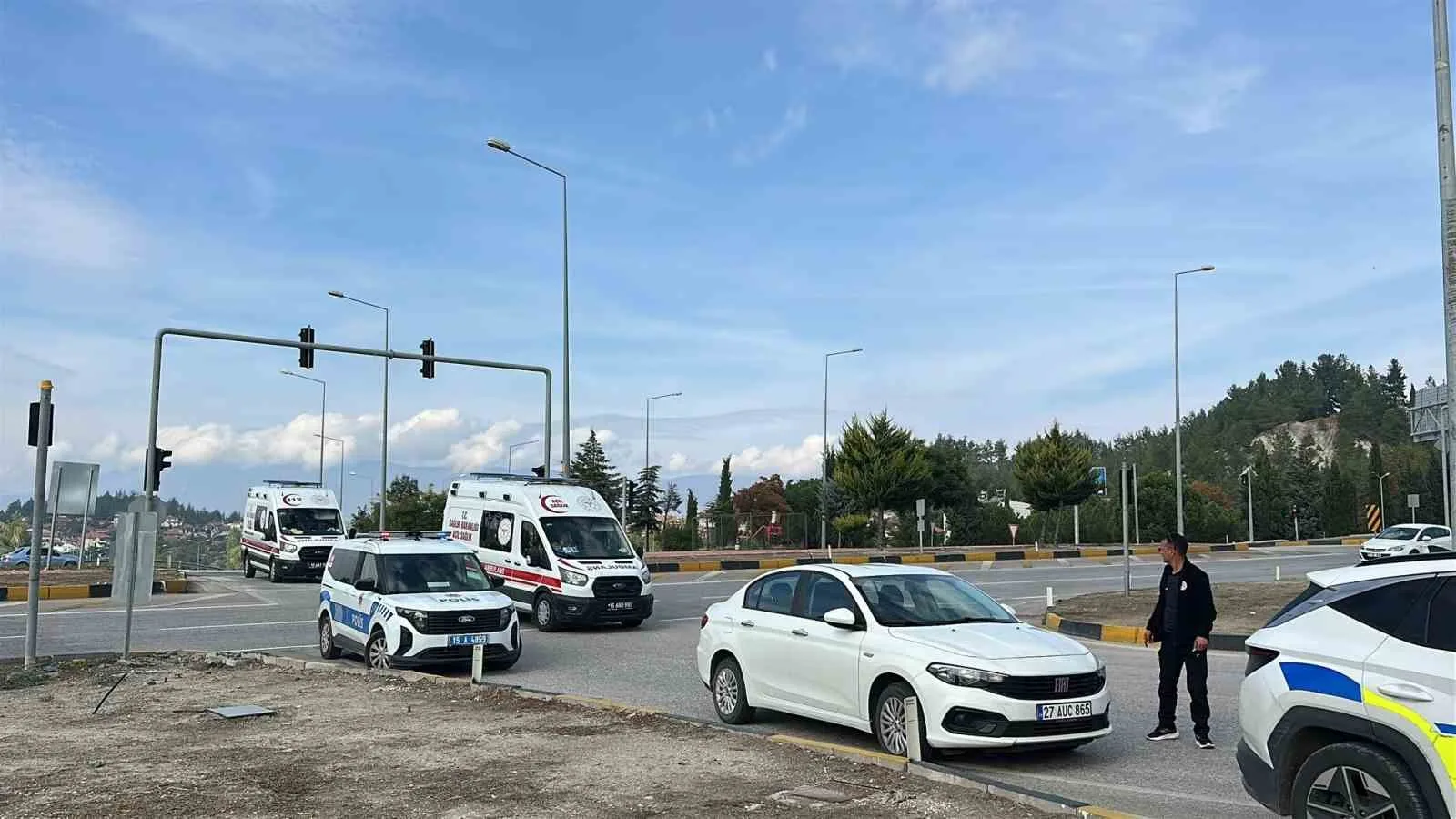 BURDUR'DA AMBULANSIN DA ARALARINDA BULUNDUĞU 4 ARACIN KARIŞTIĞI TRAFİK KAZASINDA 7 KİŞİ HAFİF YARALANDI