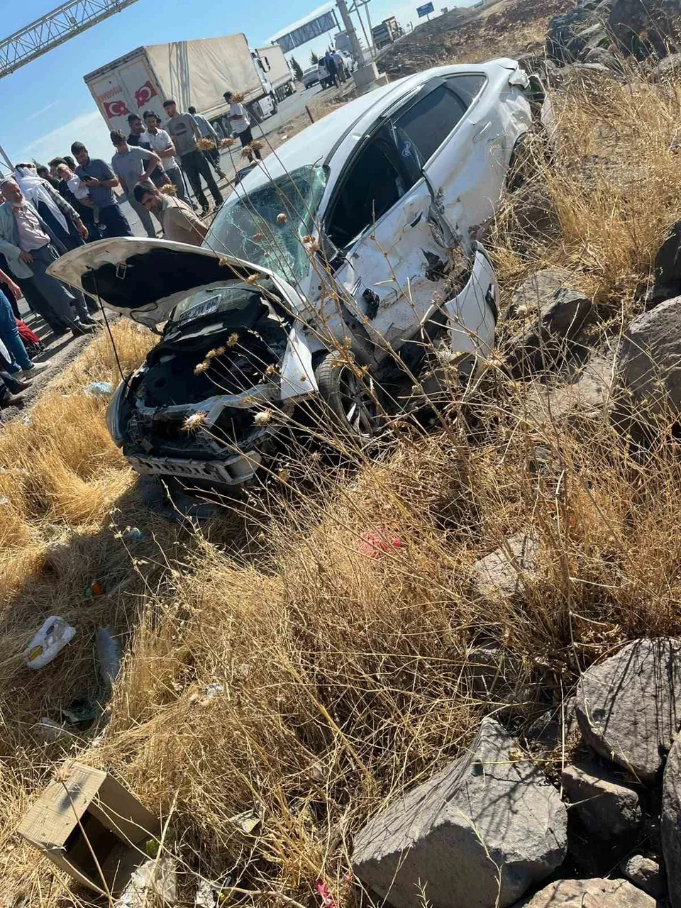 DİYARBAKIR'IN SUR İLÇESİNDE TIR İLE OTOMOBİLİN ÇARPIŞMASI SONUCU MEYDANA GELEN TRAFİK KAZASINDA 7 KİŞİ YARALANDI.
