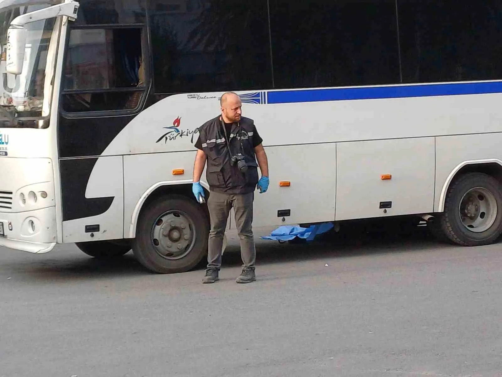 MANİSA’NIN SALİHLİ İLÇESİNDE İŞÇİ SERVİS MİNİBÜSÜNÜN ÇARPTIĞI 8 YAŞINDAKİ BİSİKLETLİ ÇOCUK, OLAY YERİNDE HAYATINI KAYBETTİ. KAZANIN ARDINDAN MİNİBÜS SÜRÜCÜSÜ GÖZALTINA ALINIRKEN, ARAÇ TRAFİKTEN MEN EDİLDİ.