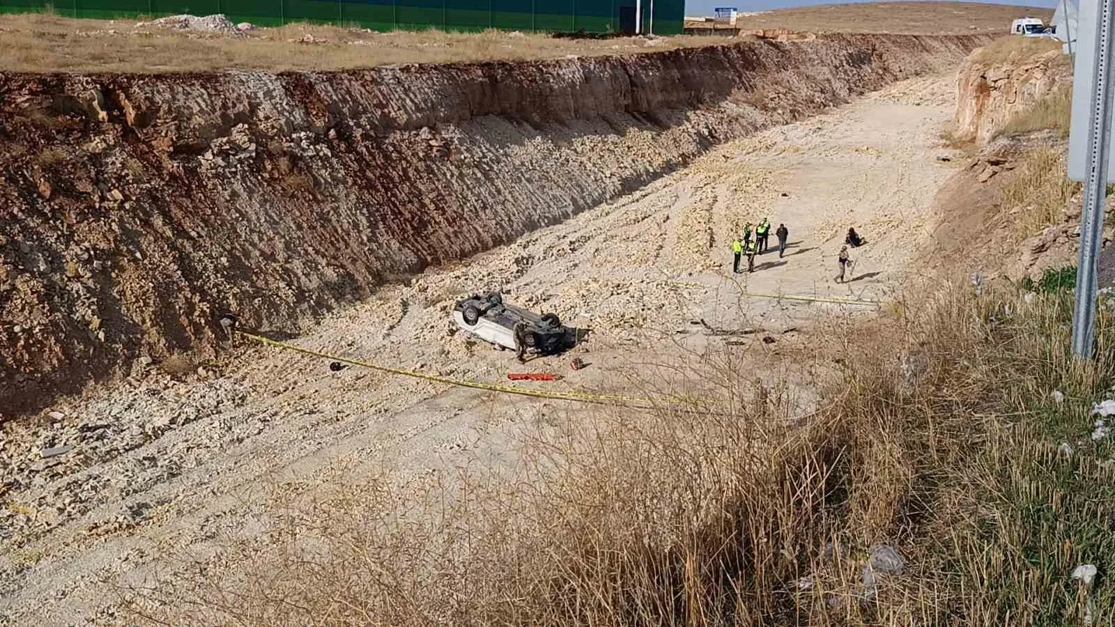ŞANLIURFA'DA OTOMOBİLİN 15 METRE YÜKSEKLİKTEN ÇALIŞMA YAPILAN YOLA UÇTUĞU KAZADA SÜRÜCÜ HAYATINI KAYBETTİ.