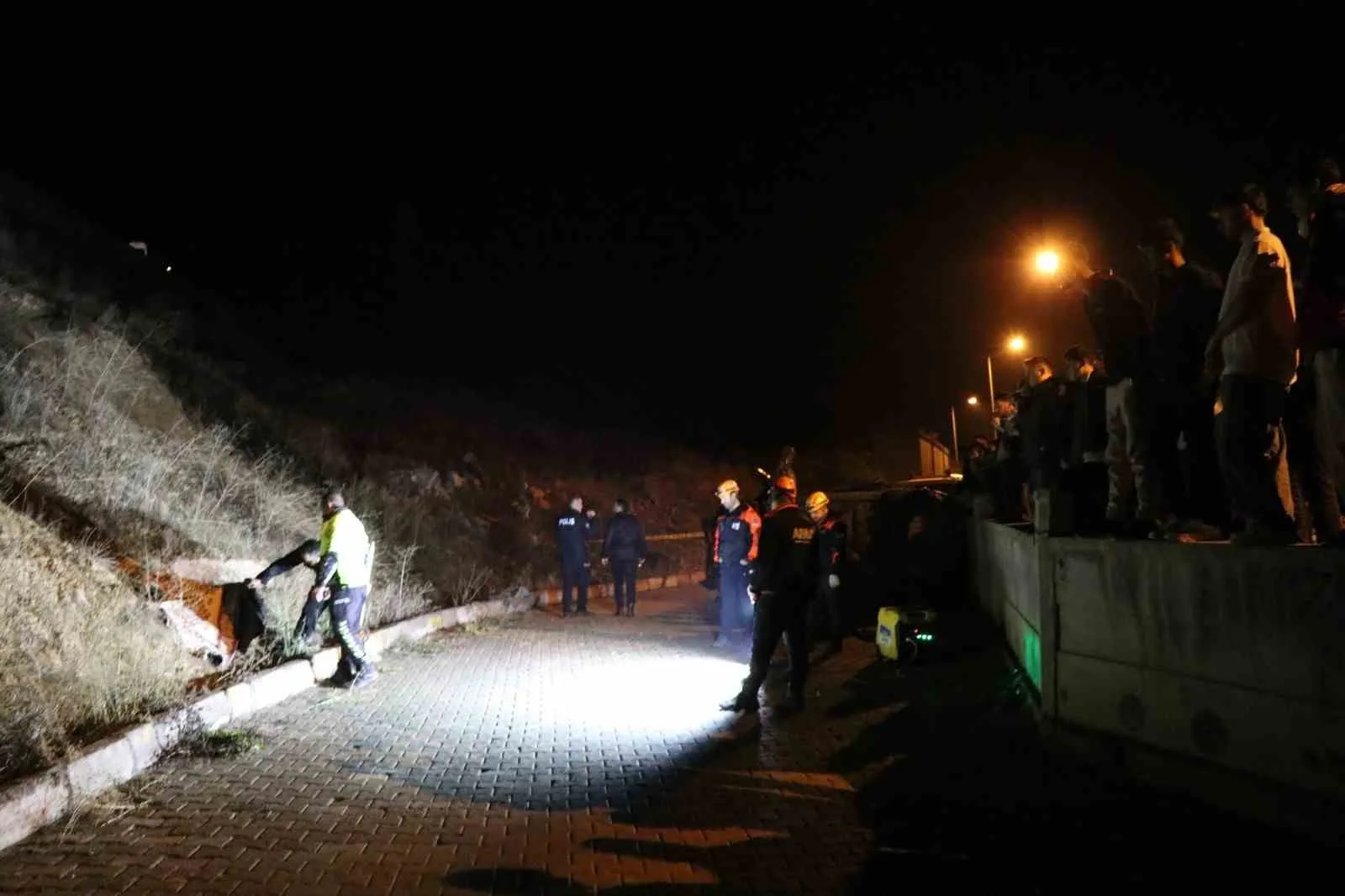 ERZURUM’UN OLTU İLÇESİNDE MEYDANA GELEN TRAFİK KAZASINDA HAFİF TİCARİ ARACIN TAKLA ATARAK UÇURUMA YUVARLANMASI SONUCU 21 YAŞINDAKİ KERİM CAN AYDIN HAYATINI KAYBETTİ, 3 KİŞİ YARALANDI.
