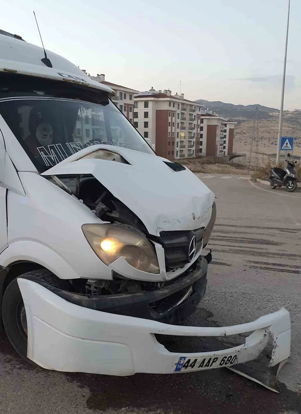 ADIYAMAN’DA MİNİBÜS İLE OTOMOBİLİN ÇARPIŞMASI SONUCU 4 KİŞİ YARALANDI.