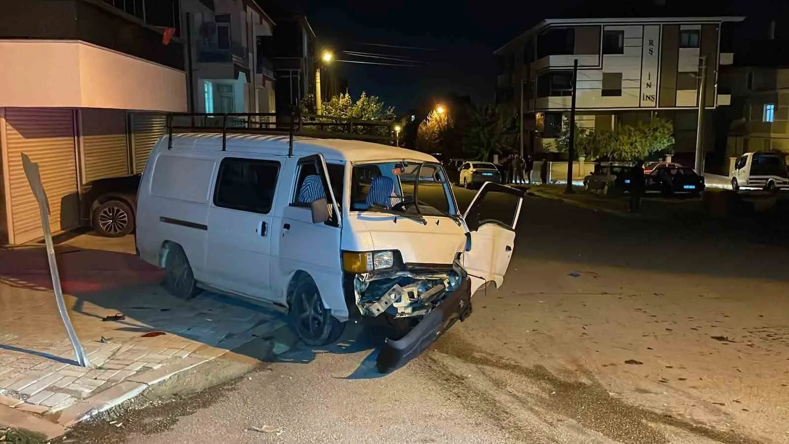 KARAMAN'DA OTOMOBİL İLE PANELVAN ARACIN KAVŞAKTA ÇARPIŞMASI SONUCU 2'Sİ AĞIR 3 KİŞİ YARALANDI