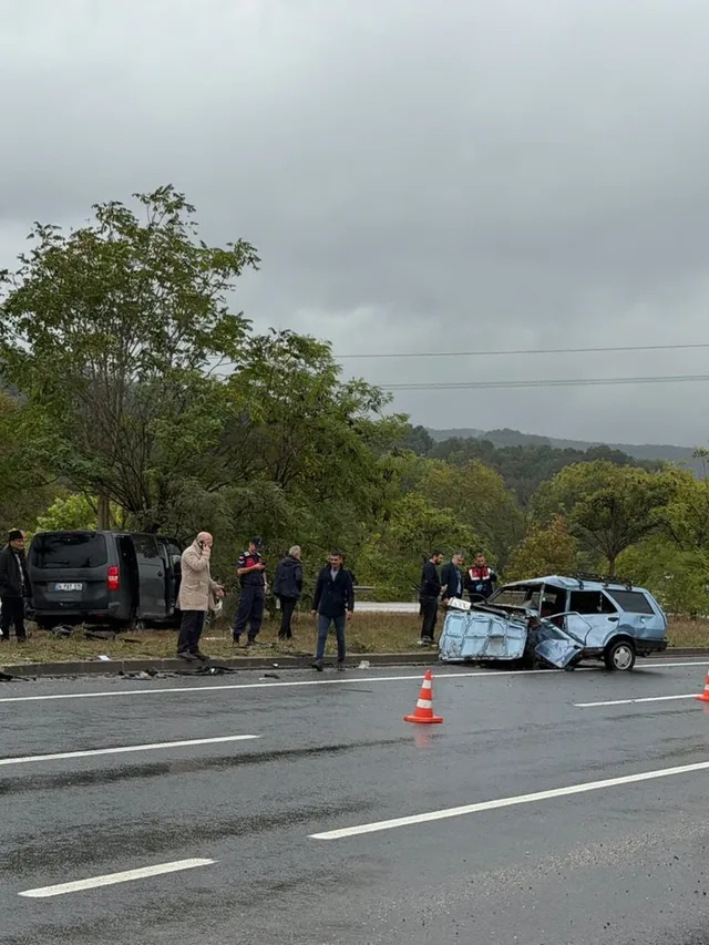 YALOVA-BURSA KARA YOLUNDA OTOMOBİL VE MİNİBÜSÜN ÇARPIŞMASI SONUCU MEYDANA GELEN KAZADA 1 KİŞİ ÖLDÜ.