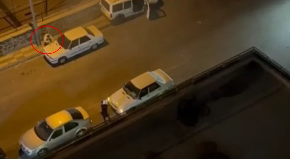 POLİSLE ÇATIŞMA ANLARI CEP TELEFONU KAMERASINA YANSIYAN ŞÜPHELİNİN, 39 AYRI SUÇ KAYDI OLDUĞU VE 17 YIL KESİNLEŞMİŞ HAPİS CEZASIYLA ARANDIĞI TESPİT EDİLDİ.