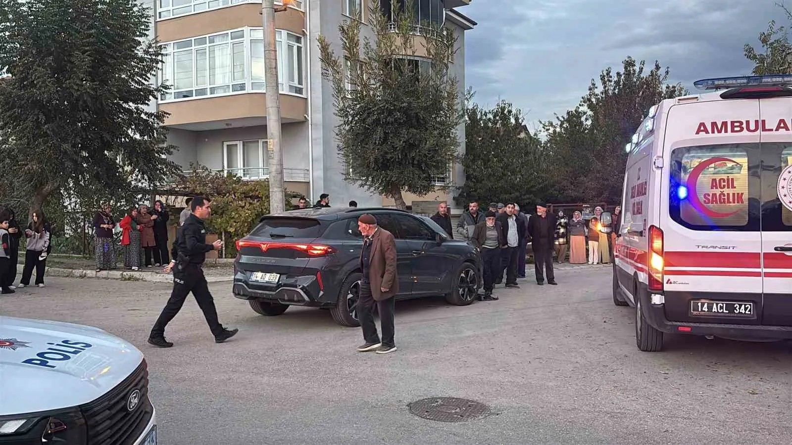 BOLU’DA SOKAK ARASINDA CİPLE OTOMOBİLİN ÇARPIŞMASI SONUCUNDA MEYDANA GELEN KAZADA 4 KİŞİ YARALANDI.
