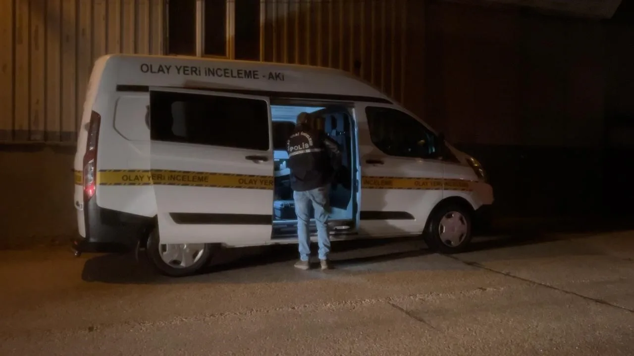 BURSA’DA İŞ YERİNİN ÇATISINDAN DÜŞEN ADAM HAYATINI KAYBETTİ. BABASINDAN HABER ALAMAYAN OĞLU, İŞ YERİNDE ACI MANZARAYLA KARŞILAŞTI.