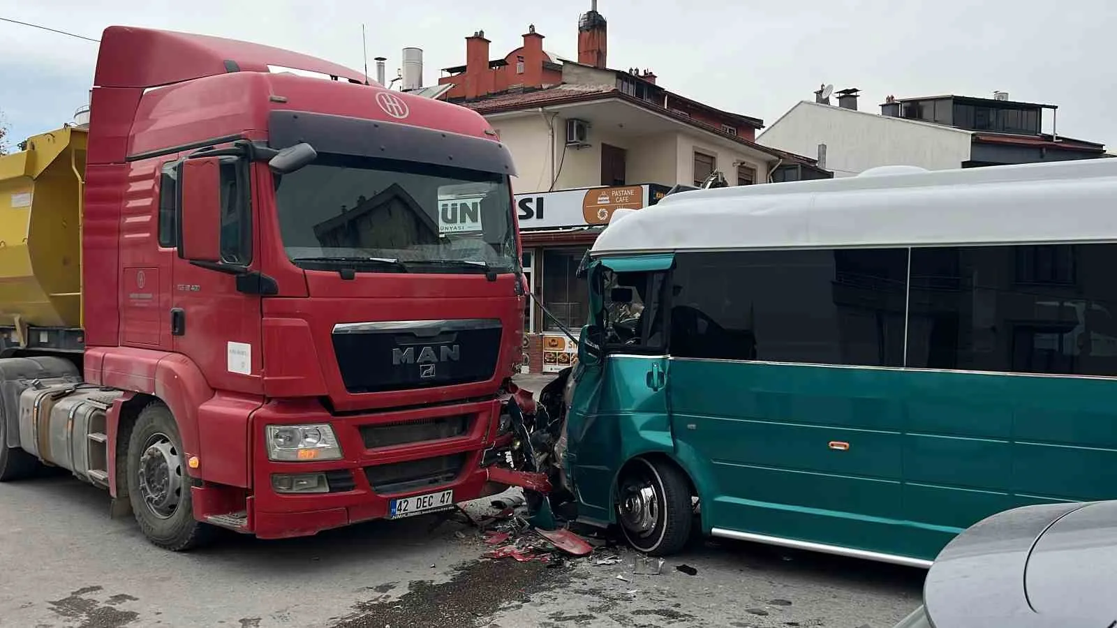 KONYA'DA HAFRİYAT KAMYONUYLA ÇARPIŞAN MİNİBÜSTEKİ 10 KİŞİ YARALANDI.