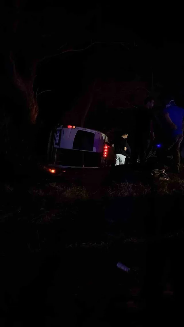 ANTALYA'NIN KUMLUCA İLÇESİNDE DAĞCI BİR EKİBİ TAŞIYAN MİNİBÜSÜN ŞARAMPOLE DEVRİLMESİ SONUCU SÜRÜCÜ DÂHİL 15 KİŞİ YARALANDI.