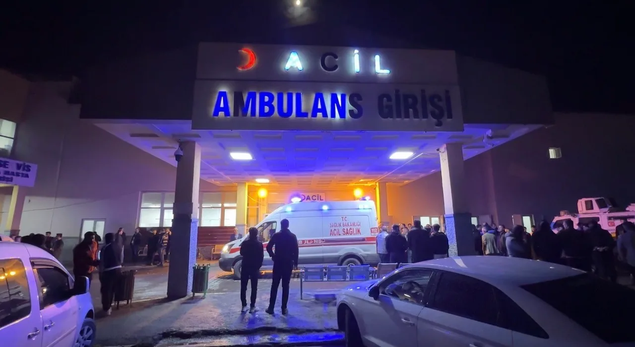 HAKKARİ'NİN YÜKSEKOVA İLÇESİNDE ÇIKAN SİLAHLI KAVGADA 3 KİŞİ YARALANDI.