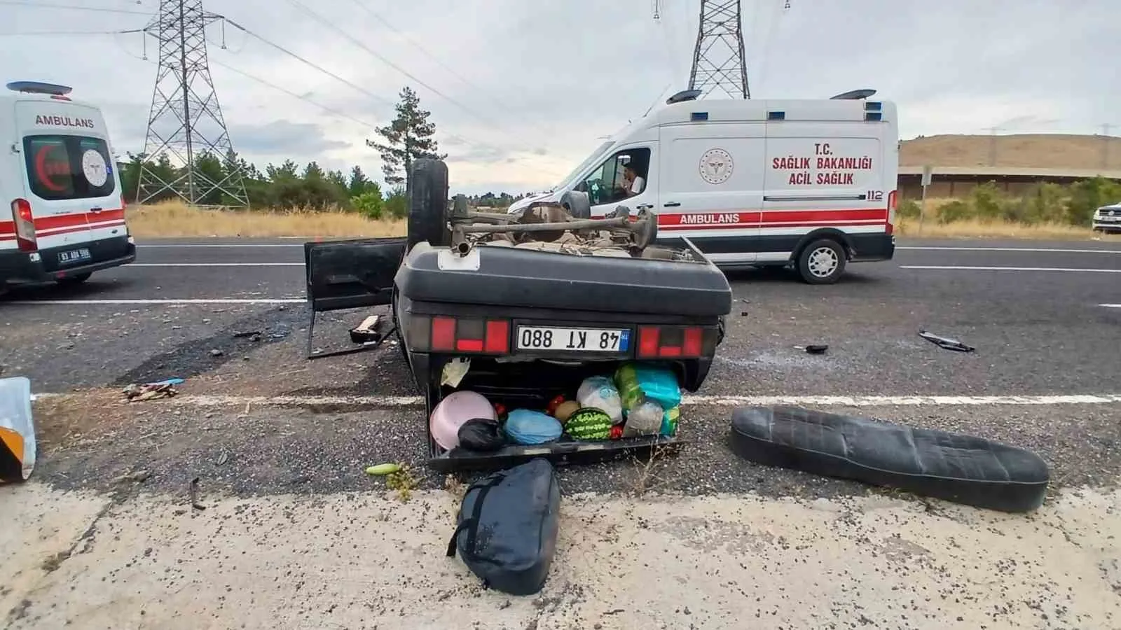 ŞANLIURFA'NIN BOZOVA İLÇESİNDE DÜZ YOLDA SEYİR HALİNDEYKEN LASTİĞİ KOPTUĞU İÇİN TAKLA ATAN FİAT TOFAŞ MARKA OTOMOBİLDEKİ 5 KİŞİ YARALANDI.