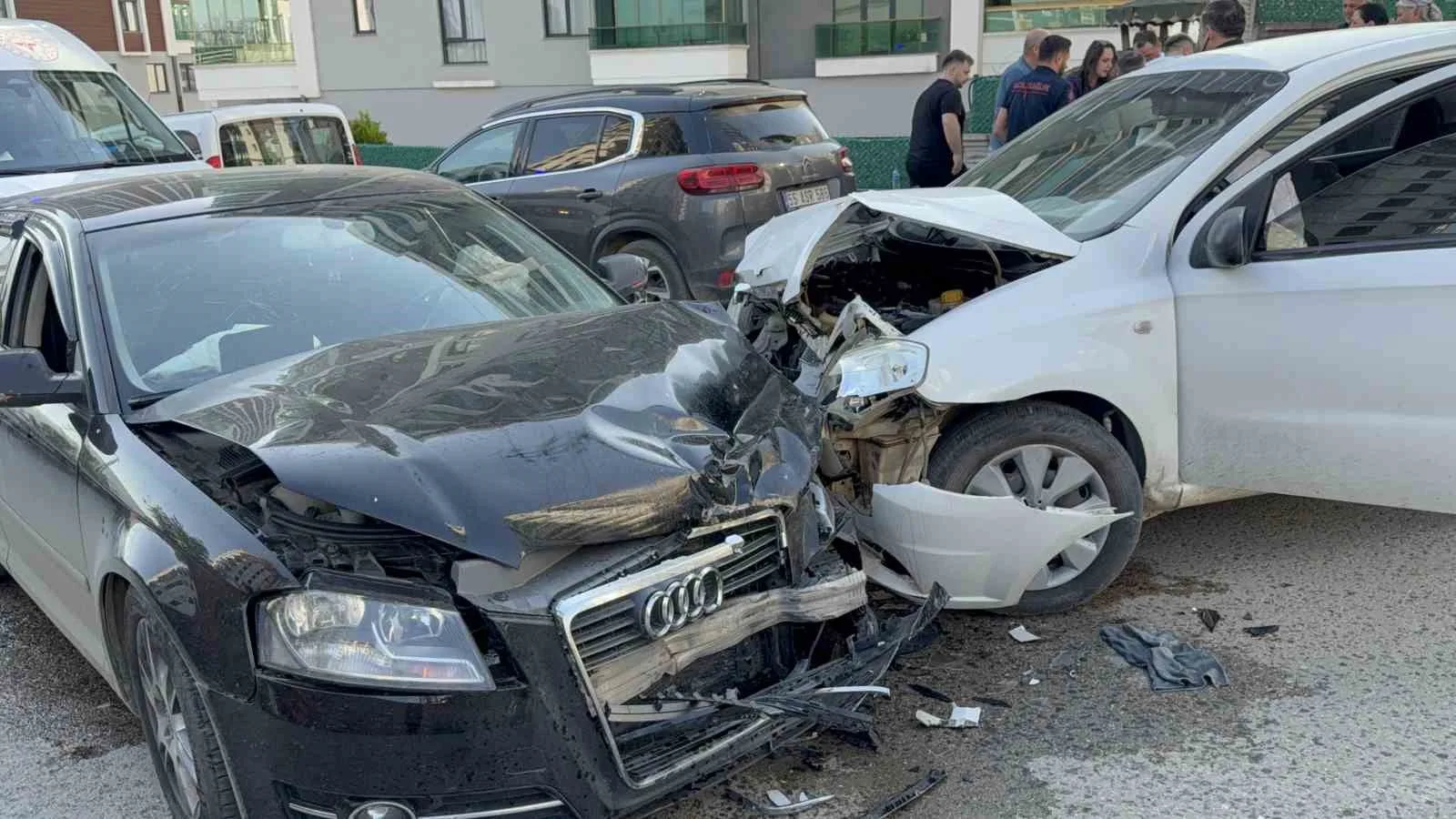 SAMSUN’DA İKİ OTOMOBİLİN ÇARPIŞTIĞI TRAFİK KAZASINDA 6 YAŞINDAKİ ÇOCUĞUN DA ARALARINDA BULUNDUĞU 3 KİŞİ YARALANDI. KAZA ANI GÜVENLİK KAMERASINA YANSIDI.