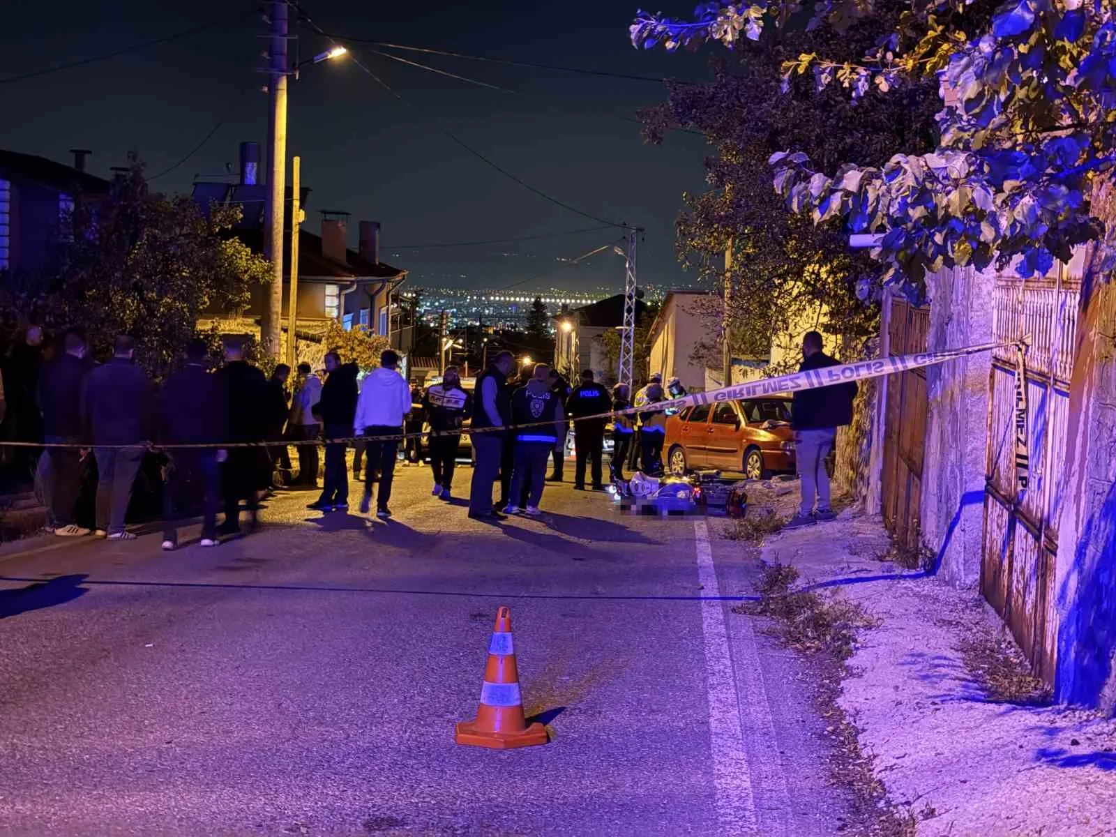 KAYSERİ’NİN MELİKGAZİ İLÇESİNDE OTOMOBİL İLE MOTOSİKLETİN ÇARPIŞTIĞI KAZADA 17 YAŞINDAKİ ÇOCUK HAYATINI KAYBEDERKEN, OTOMOBİL SÜRÜCÜSÜ YARALANDI.