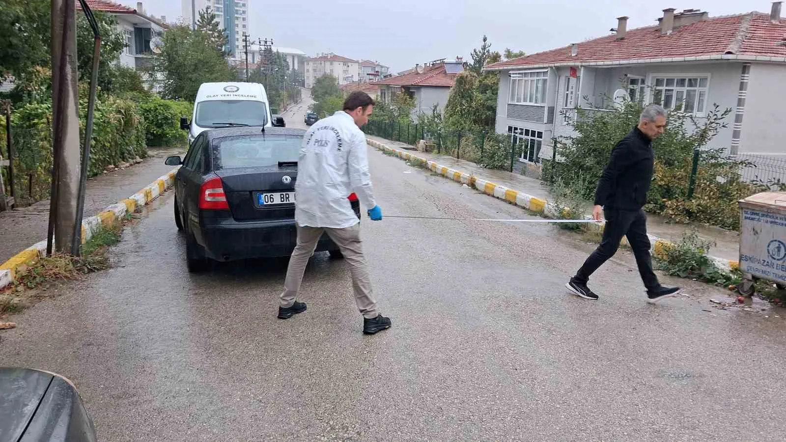 KARABÜK’ÜN ESKİPAZAR İLÇESİNDE OTOMOBİLİNDEN İNDİKTEN SONRA DENGESİNİ KAYBEDEREK YERE DÜŞEN RECEP TOKAT, KALDIRILDIĞI HASTANEDE HAYATINI KAYBETTİ.