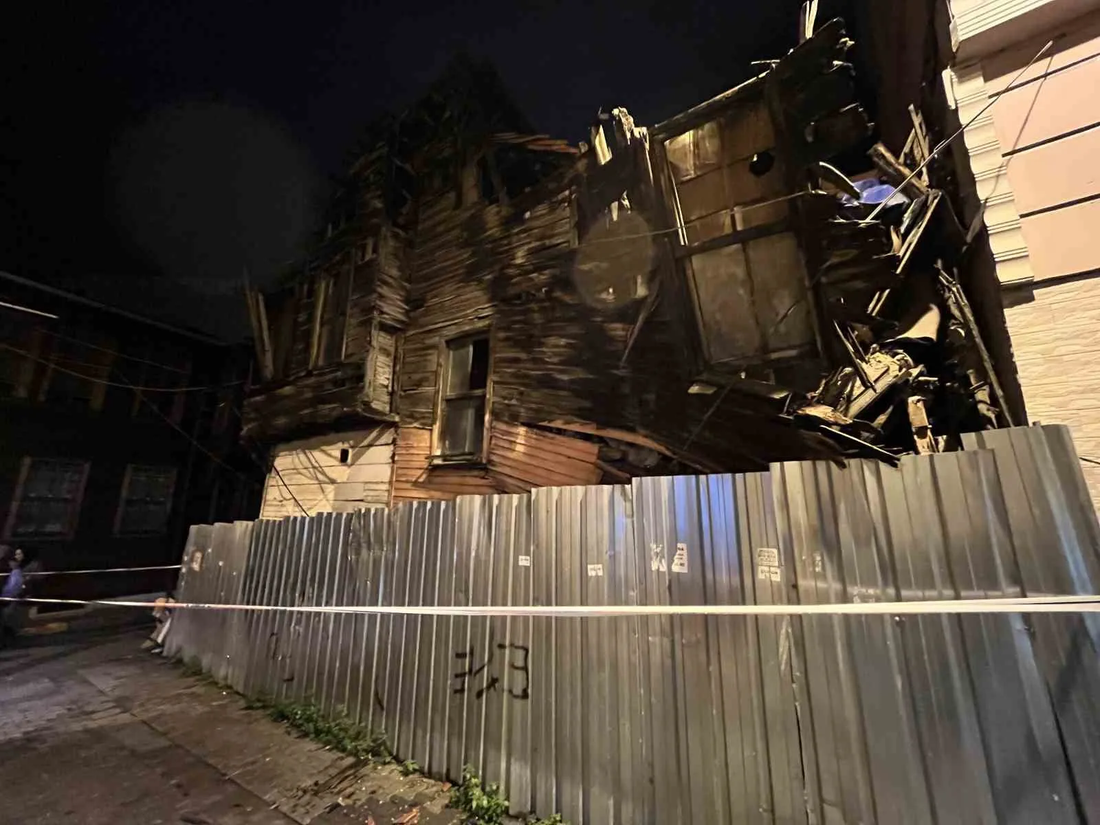 İSTANBUL FATİH’TE AHŞAP VE TARİHİ METRUK BİNANIN ÜST KATINDA YAĞMUR NEDENİYLE KISMİ ÇÖKME YAŞANDI. BİNANIN ETRAFI EKİPLER TARAFINDAN EMNİYET ŞERİDİ ÇEKİLEREK KAPATILDI.