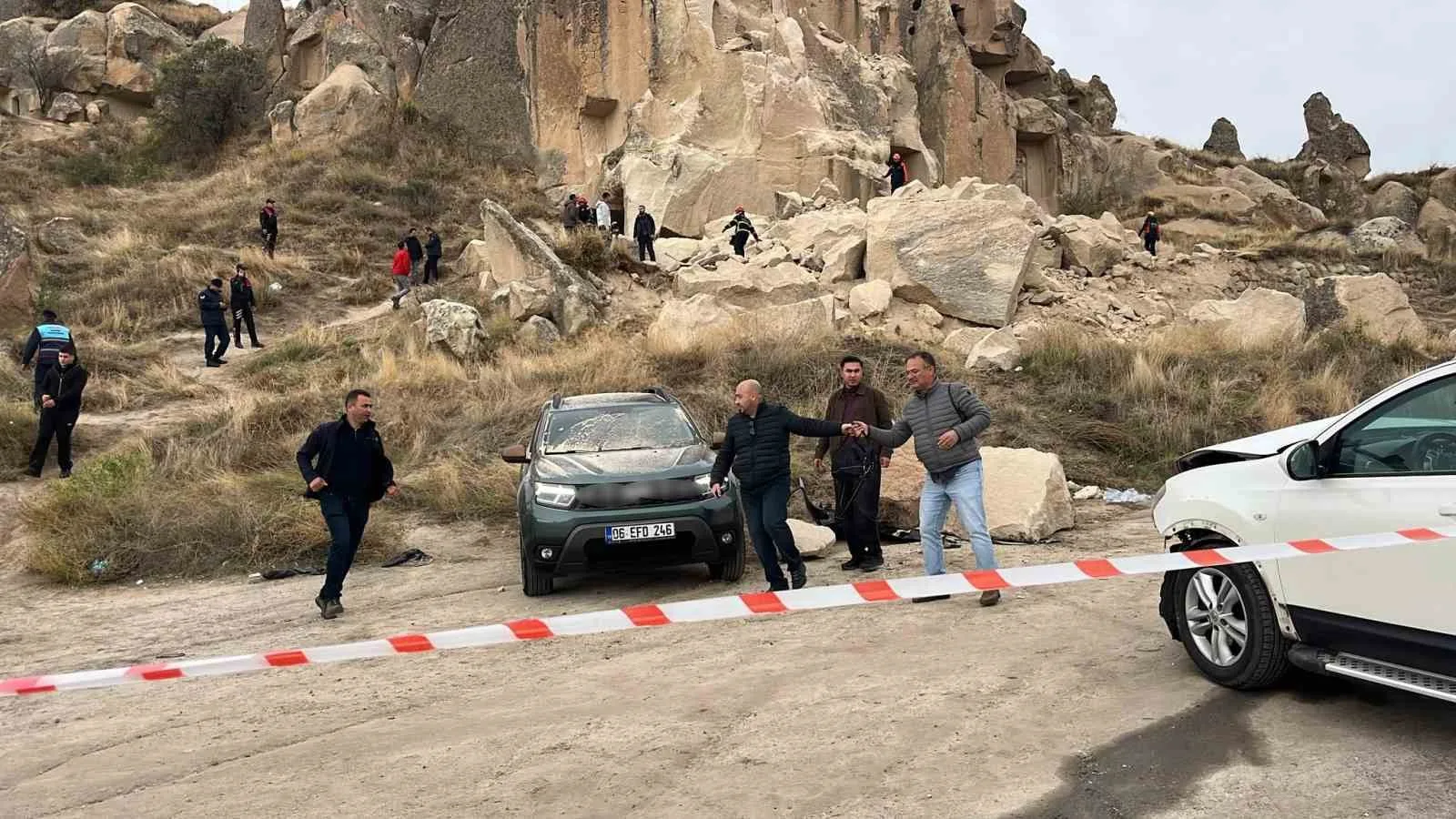 NEVŞEHİR'İN GÖREME BELDESİNDE ÇÖKEN PERİBACASINDA KAYALIKLARIN ALTINDA KALARAK HAYATINI KAYBEDENLERİN İSİMLERİ BELLİ OLDU.